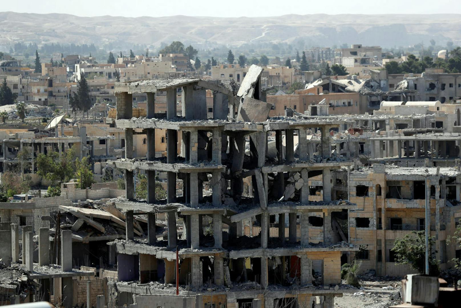 Die Stadt selbst gleicht allerdings einem Trümmerhaufen. Drei Jahre hatte der IS Raqqa als inoffizielle Hauptstadt des "Kalifats" bezeichnet.