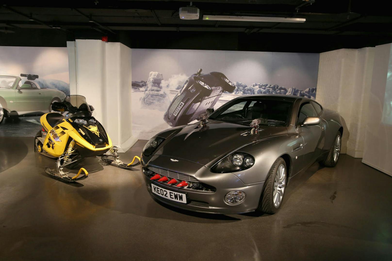 Aston Martin V12 Vanquish und Bombardier MX Z-Rey Ski-doo "Stirb an einem anderen Tag" (2002)