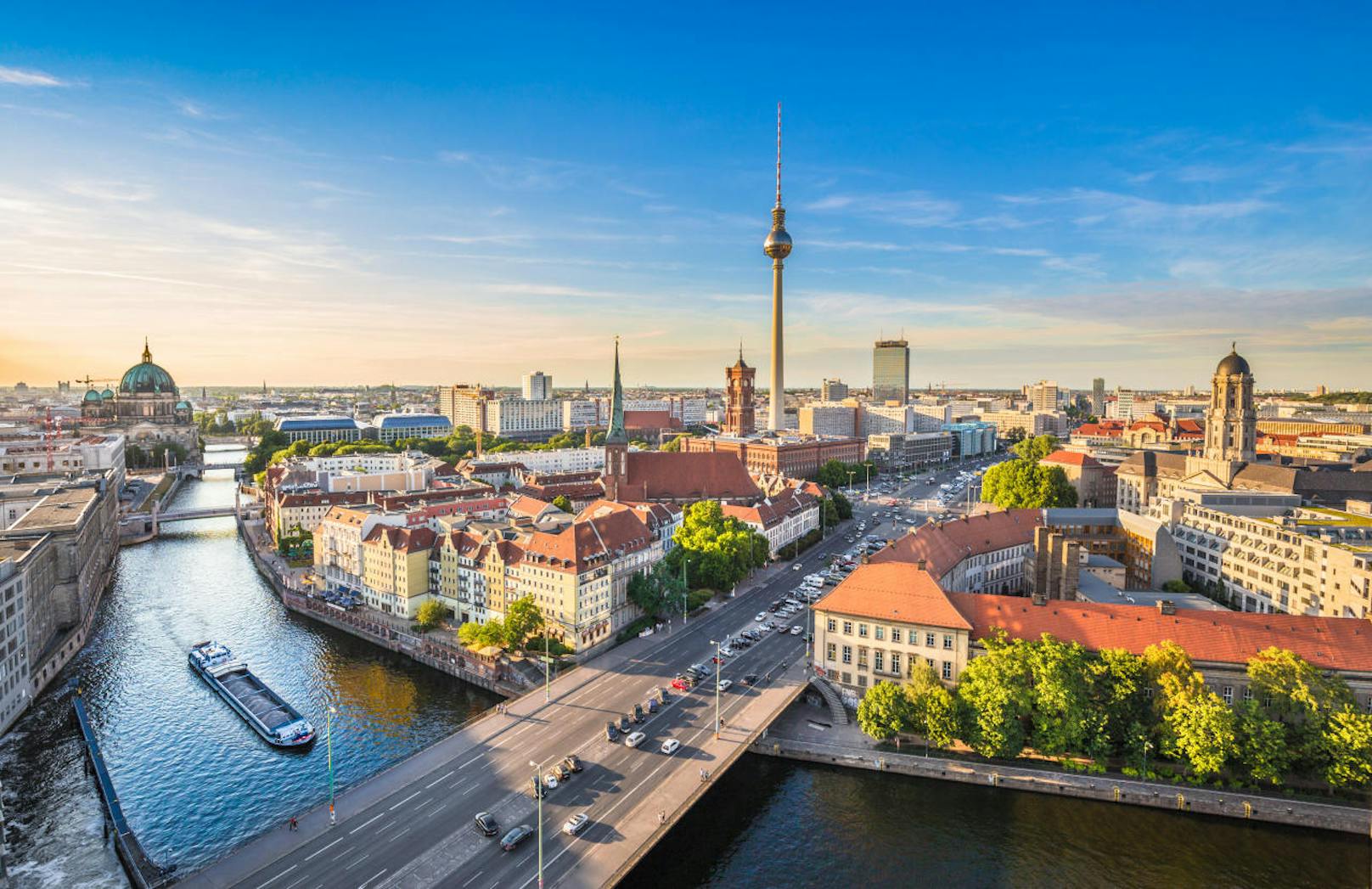 <b>Platz 7: Berlin</b>
In die deutsche Hauptstadt geht es im März 2018 besonders günstig. Teuer wird es hingegen im Dezember.
