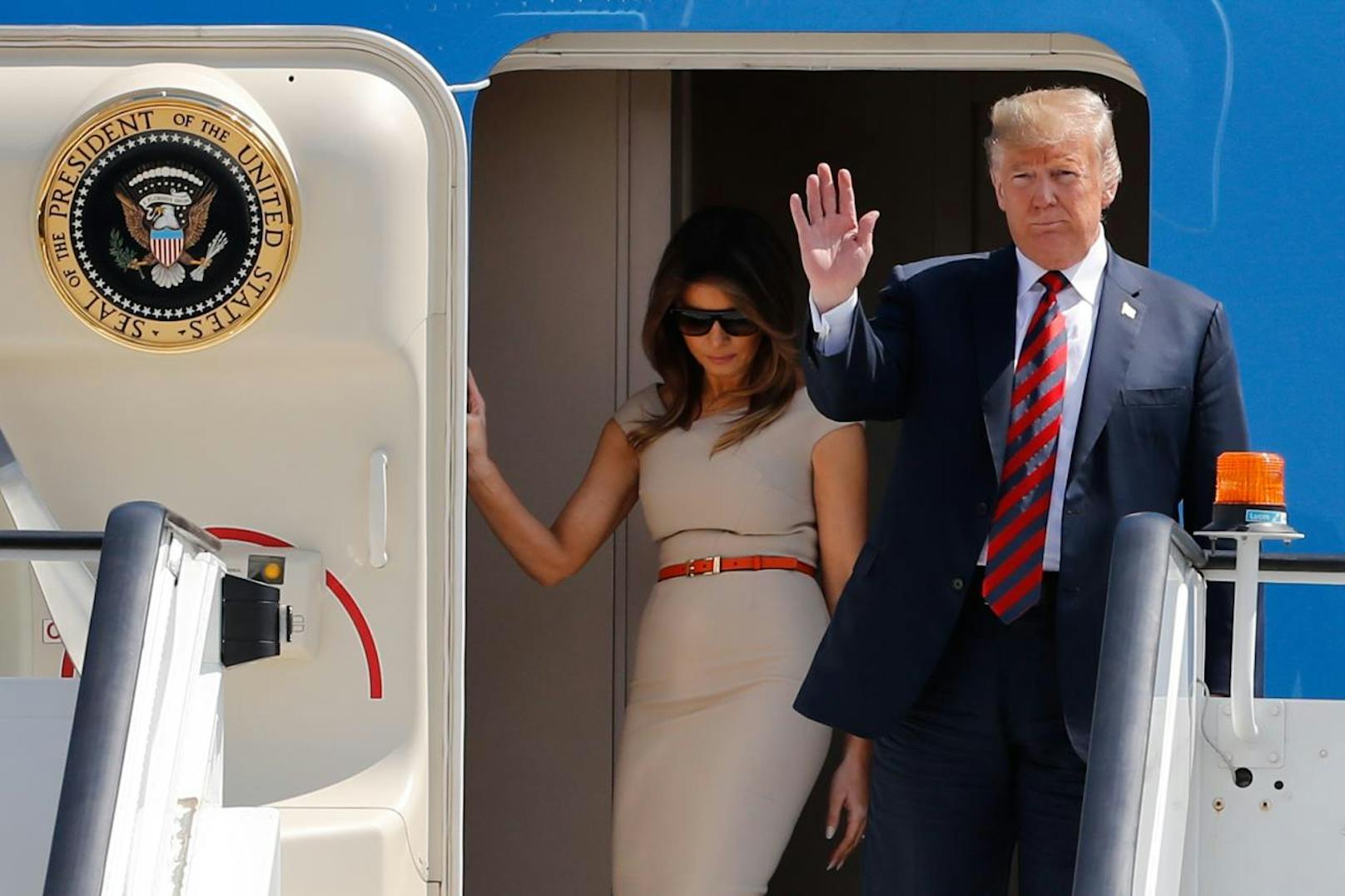 Der US-Präsident und seine Frau bei der Ankunft am Flughafen London-Stansted (12. Juli 2018).