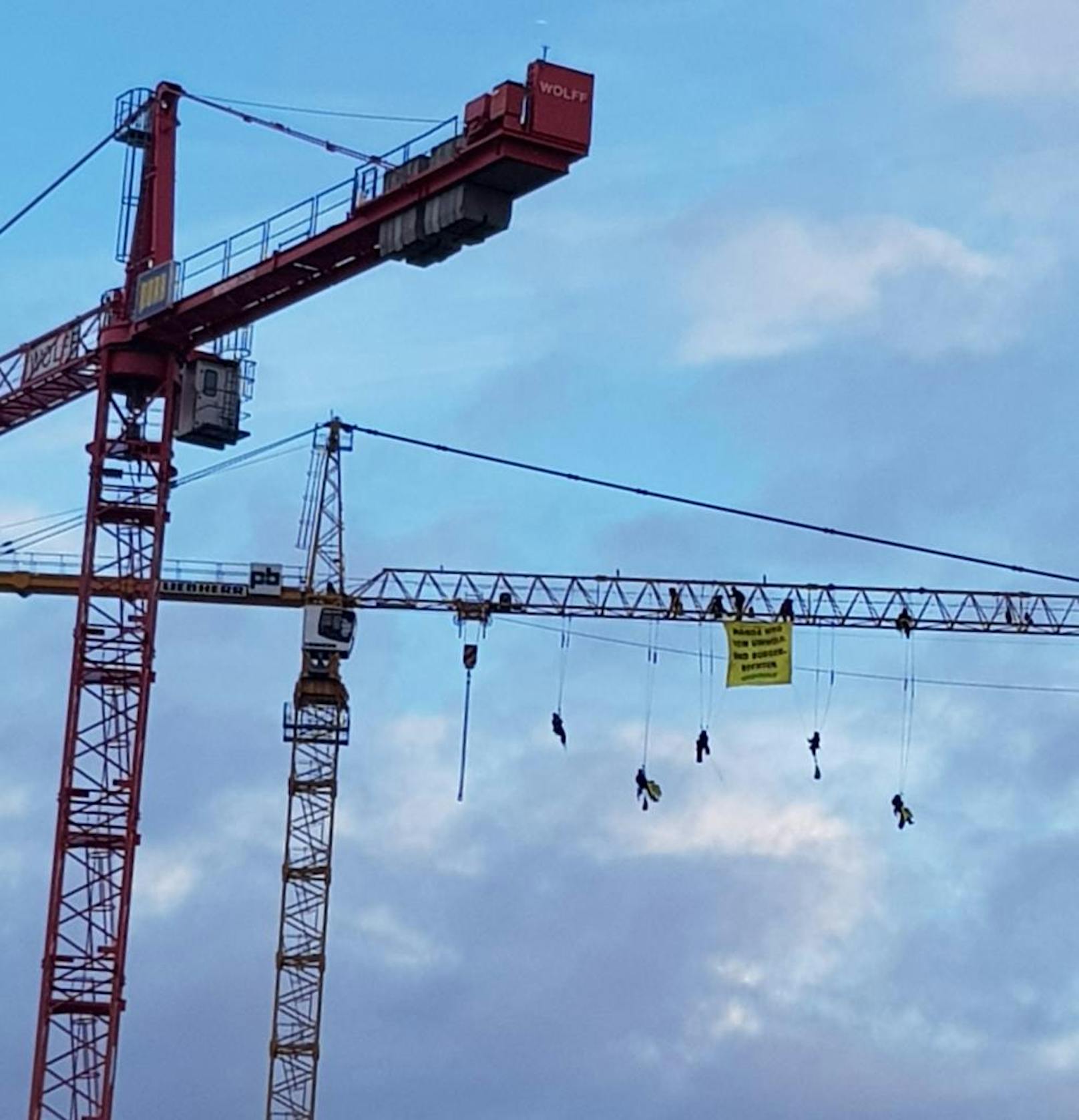 Um ihren Protest laut kundzutun, kletterten mehrere Greenpeace-Aktivisten am Donnerstagmorgen auf einen 50-Meter-hohen Baukran vor dem Wiener Parlament. Dann rollten sie ein Plakat aus. Text: Hände weg von Umwelt- und Bürgerrechten". Greenpeace fordert die Nationalratsabgeordneten von ÖVP und FPÖ auf, den Antrag gänzlich zurückzunehmen.