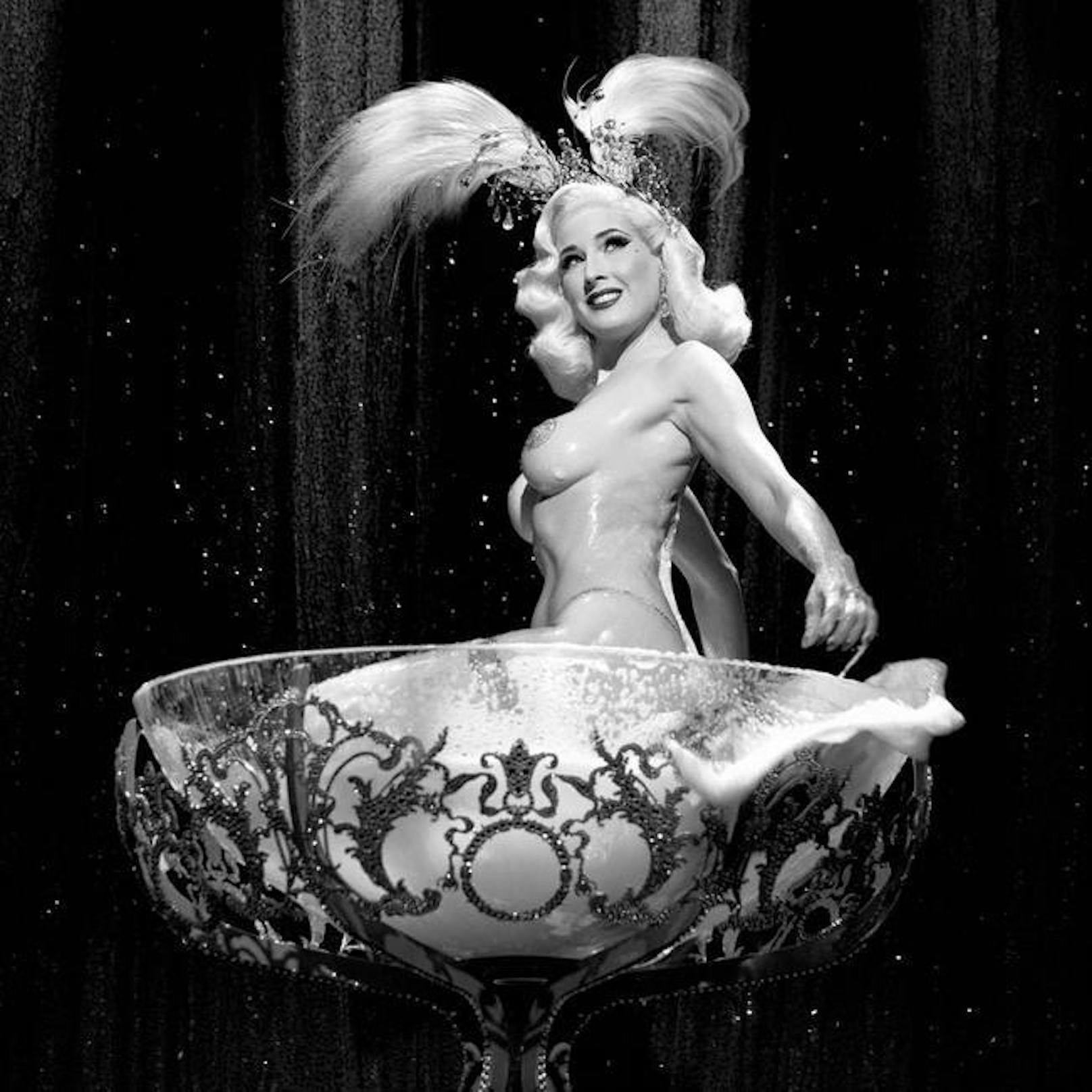 Burlesque-Königin Dita von Teese in ihrem berühmten Champagner-Glas