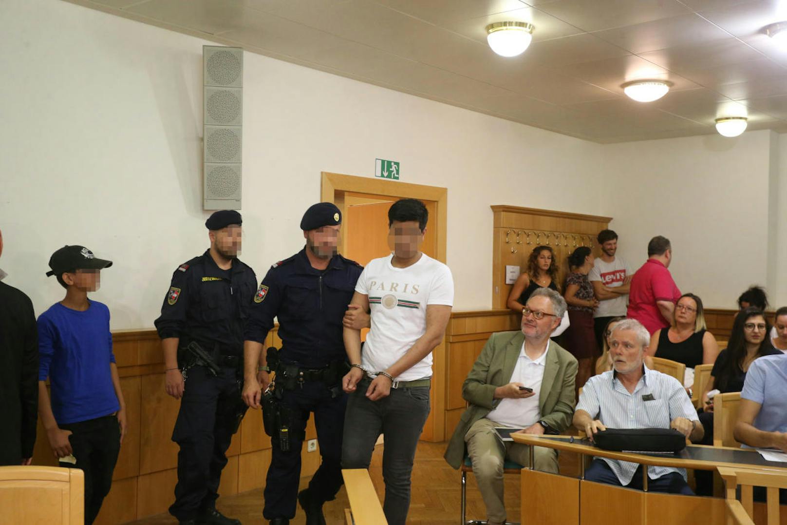 Hikmatullah S. hat seine 14-jährige Schwester erstochen. Am Mittwoch stand er dafür in Wien vor Gericht.