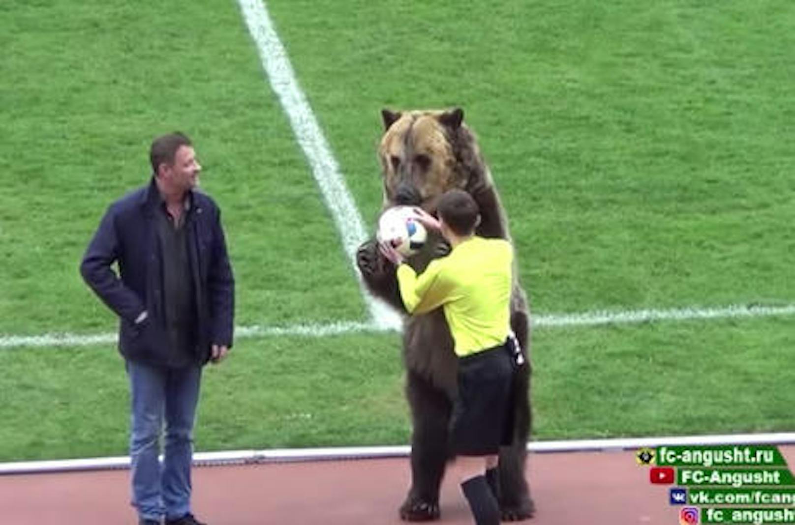 Dieses Video vor Match in Russland empörte jetzt. Bär übergab Matchball.