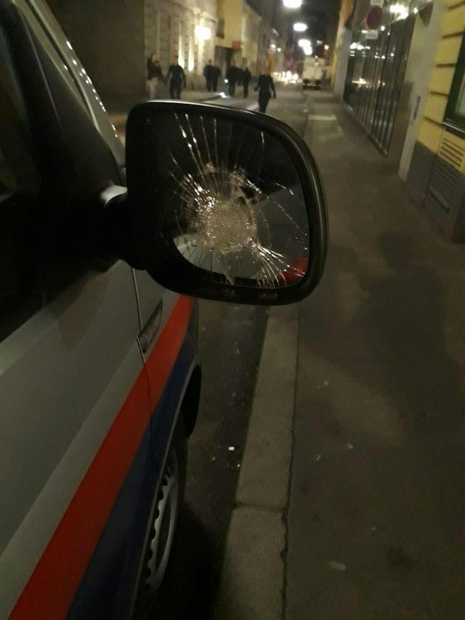 Das Polizeiauto wurde in Wien-Ottakring beschädigt. 
