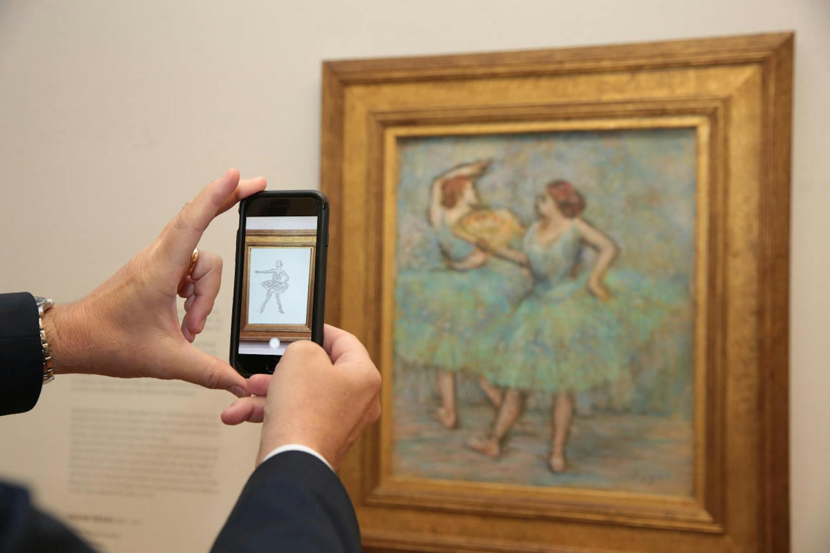 In der Albertina können erstmals in einem europäischen Museum ausgewählte Exponate mithilfe der kostenlosen App Artivive in einer neuen Dimension erlebt werden. Halten Besucher ihr Smartphone oder Tablet vor die Werke, werden die Bilder mittels Animationen oder Videos zum Leben erweckt.
Bild: "Zwei Tänzerinnen", Edgar Degas
