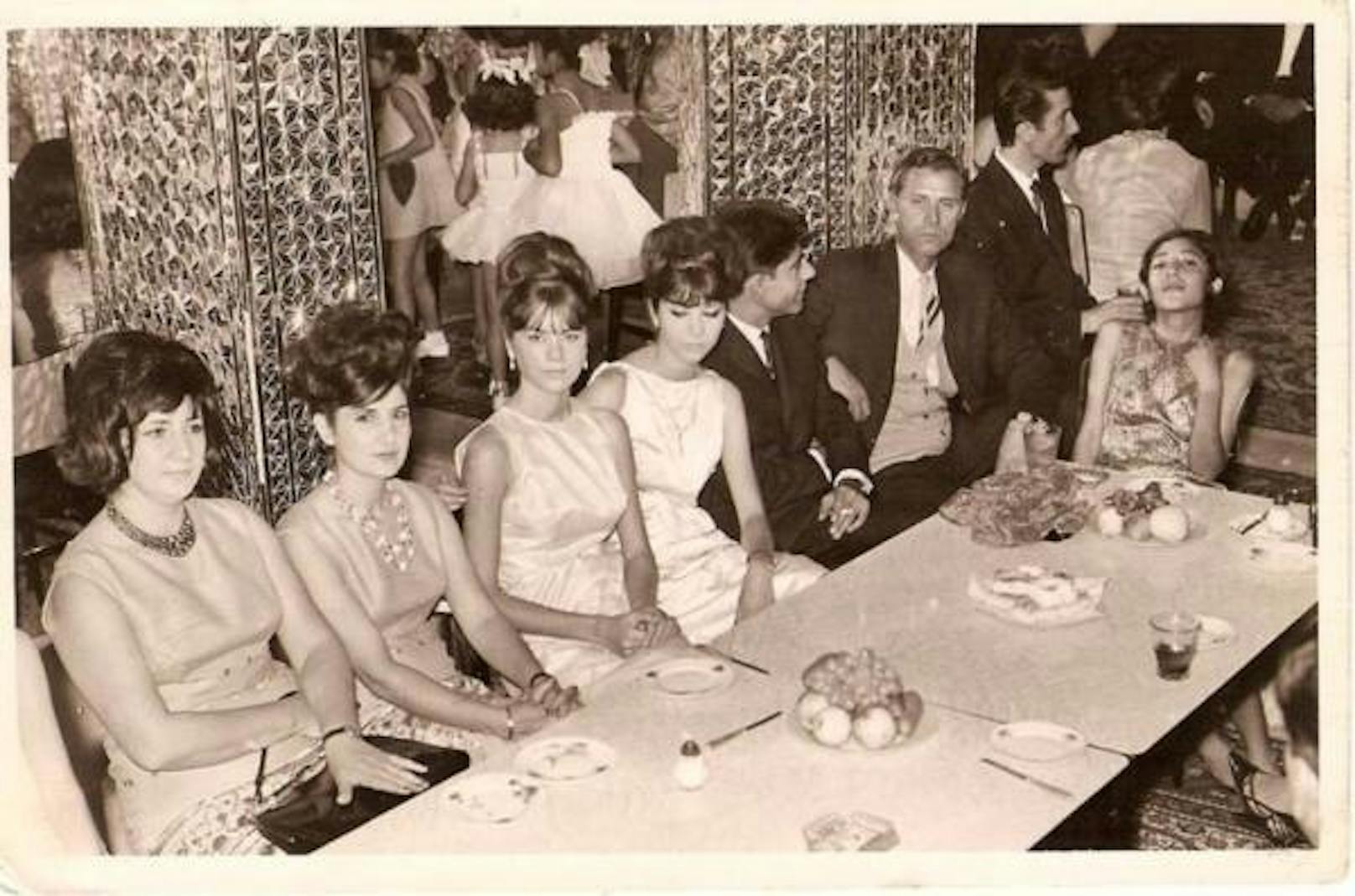 Auftoupierte Haare und Cocktailkleider: Damen an einer Party in Teheran in den 1960er-Jahren.