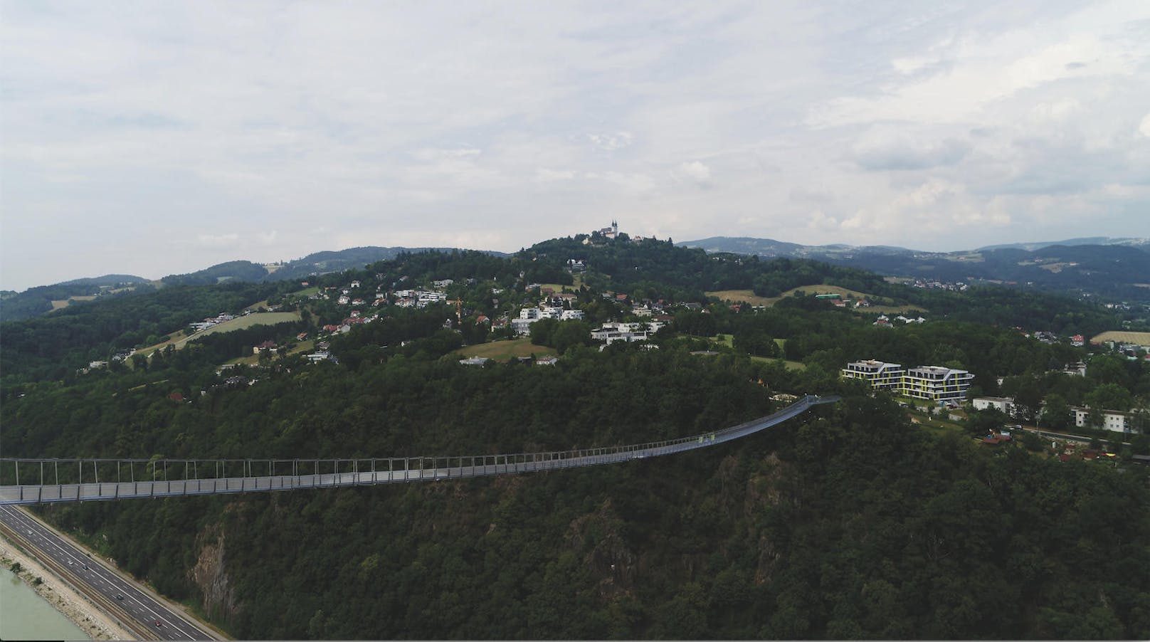 500 Meter lang und 110 Meter hoch. Die neue Hängebrücke in Linz hat es in sich. Der Linzer Zoo allerdings lehnt sie ab.