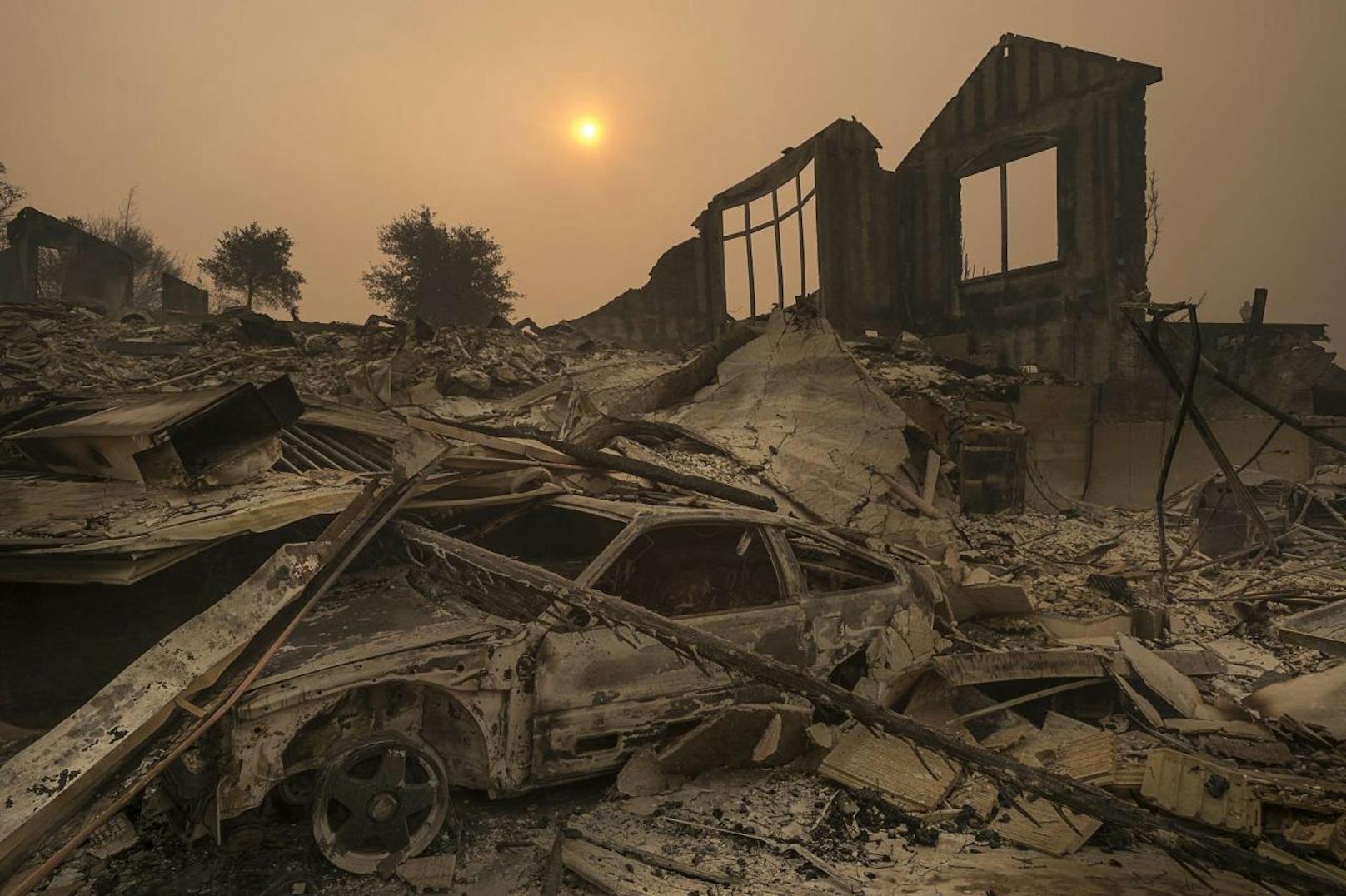 <b>10. Oktober 2017:</b> Schwere <b>Waldbrände in Kalifornien</b> forderten Dutzende Menschenleben. Eine Fläche in der Größe von New York City fiel den Flammen zum Opfer. Es sollte nicht der letzte verheerende Brand in diesem Jahr sein. 

<b>Mehr Infos und Bilder:</b> <a href="https://www.heute.at/welt/news/story/Waldbraende-in-Kalifornien--Schon-ueber-30-Tote-42202283" target="_blank">Waldbrände in Kalifornien: Schon über 30 Tote</a>