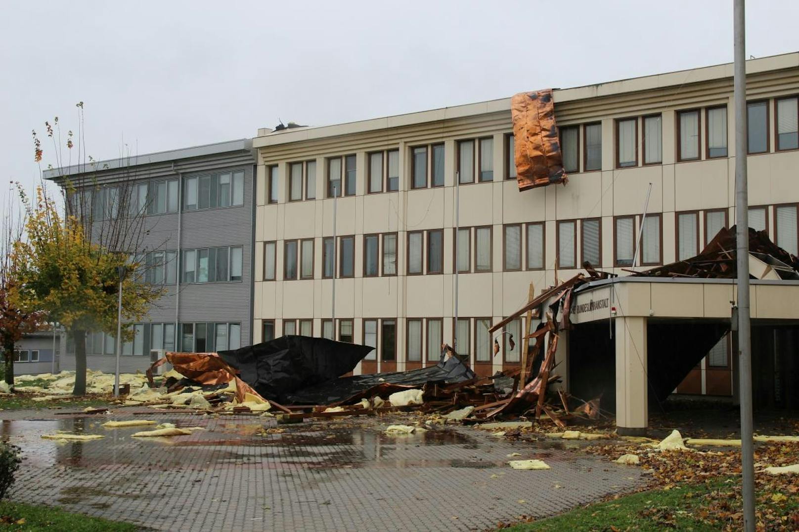 In Leonding deckte der Sturm das Dach einer Schule ab.