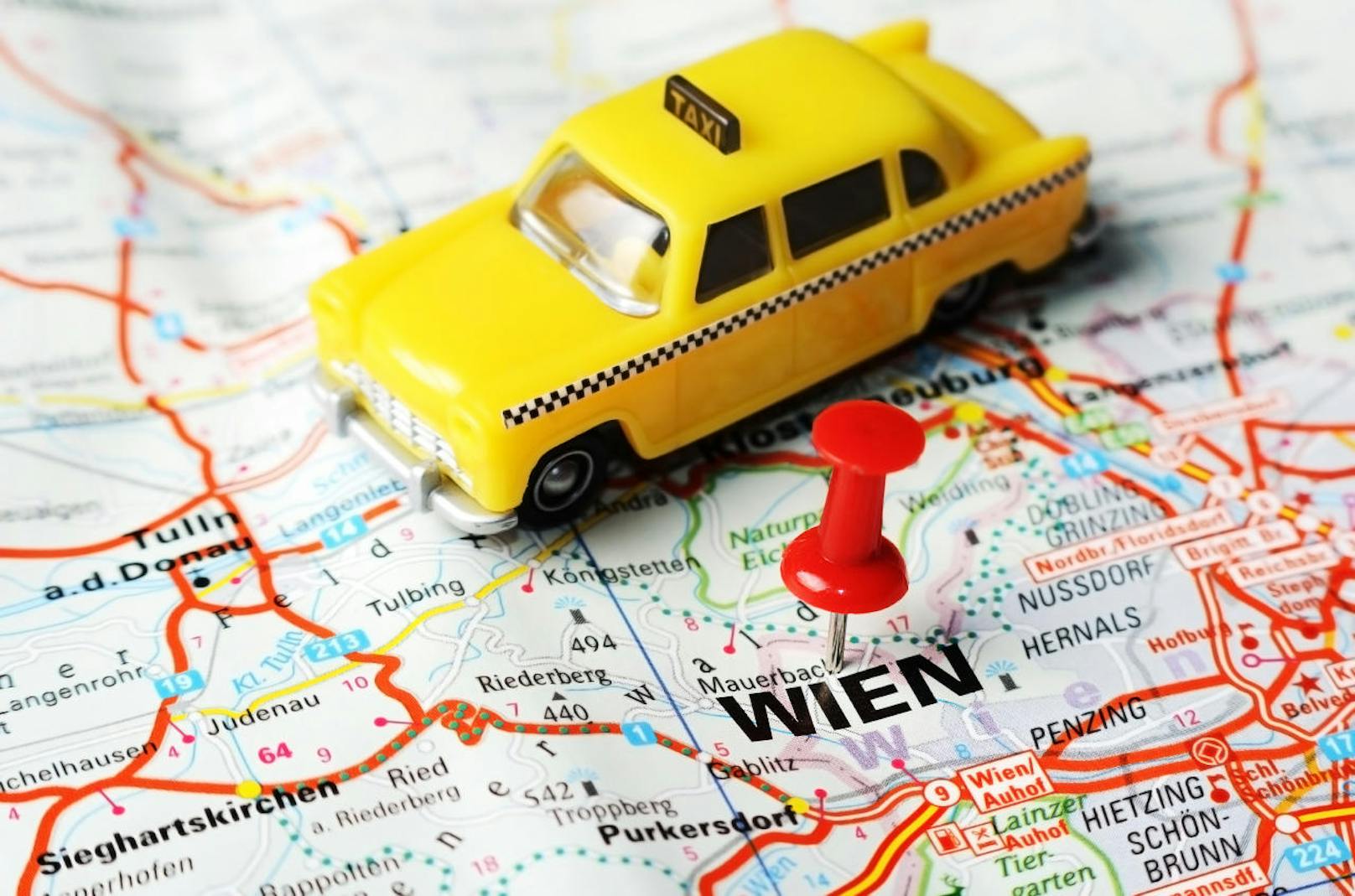 Sich rund 32 Mal aus dem Zentrum Wiens mit einem Taxi zum Flughafen Wien Schwechat chauffieren lassen.