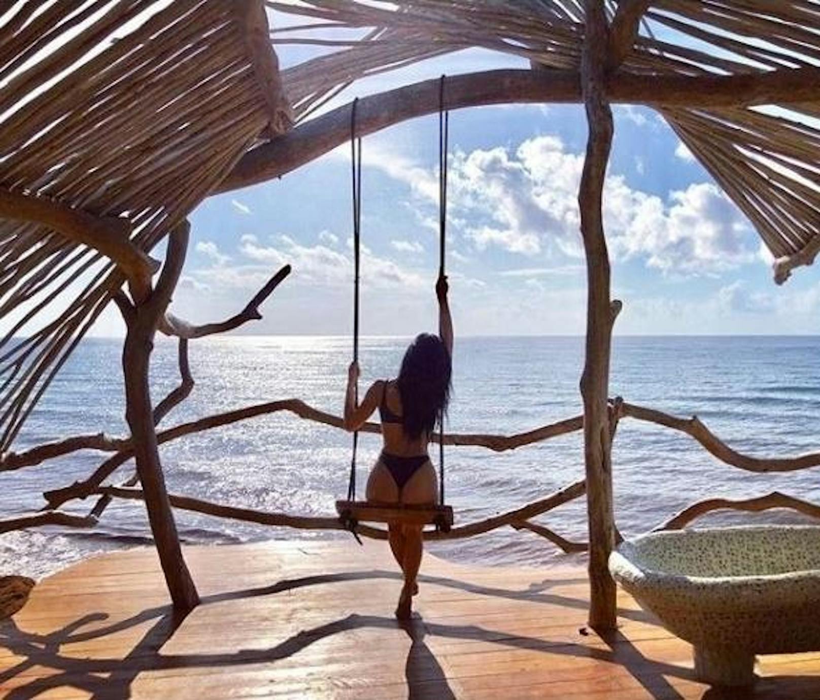 10.05.2018: Finger im Po, Mexiko. Nicole Scherzinger zeigt sich auf einer Schaukel in einem Luxusresort in Tulum an der mexikanischen Karibikküste von ihrer Schokoladenseite.