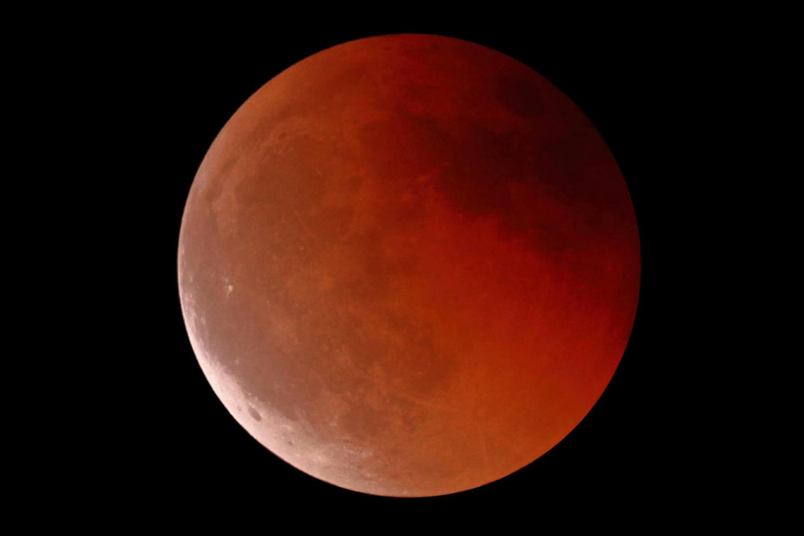 "Bild von der Mondfinsternis um 23:36 vom Gmundnerberg (OÖ) aus. Aufgenommen wurde das Bild mit einem großen Spiegelteleskop und einer Spiegelreflexkamera."