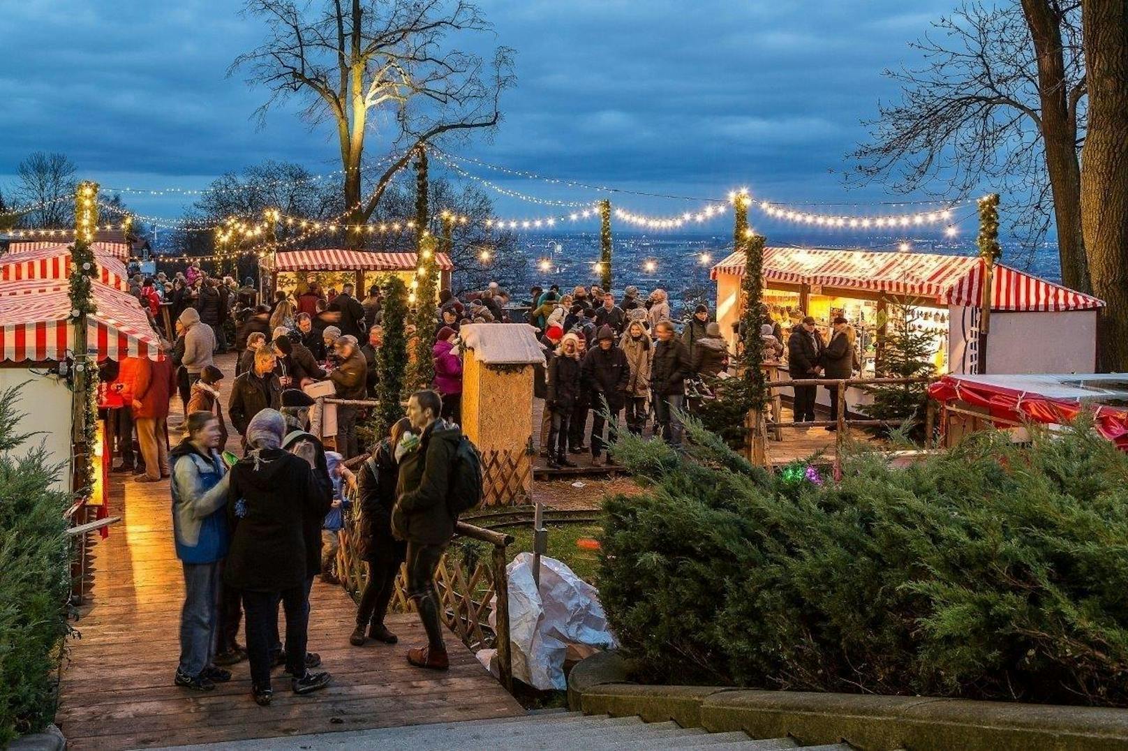 Der Weihnachtszauber vor dem Schloss Wilhelminenberg lockt mit Kunsthandwerk, Kulinarik und einem Blick auf die Stadt. (c) Werner Haumer