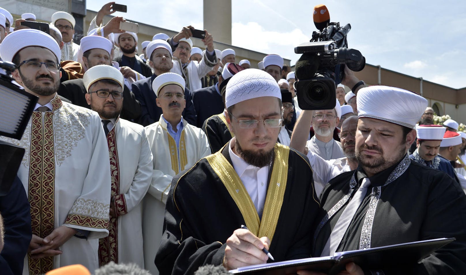 Ramazan Demir (r.) bei der Unterzeichnung einer Erklärung gegen Extremismus mit anderen österreichischen Imamen.