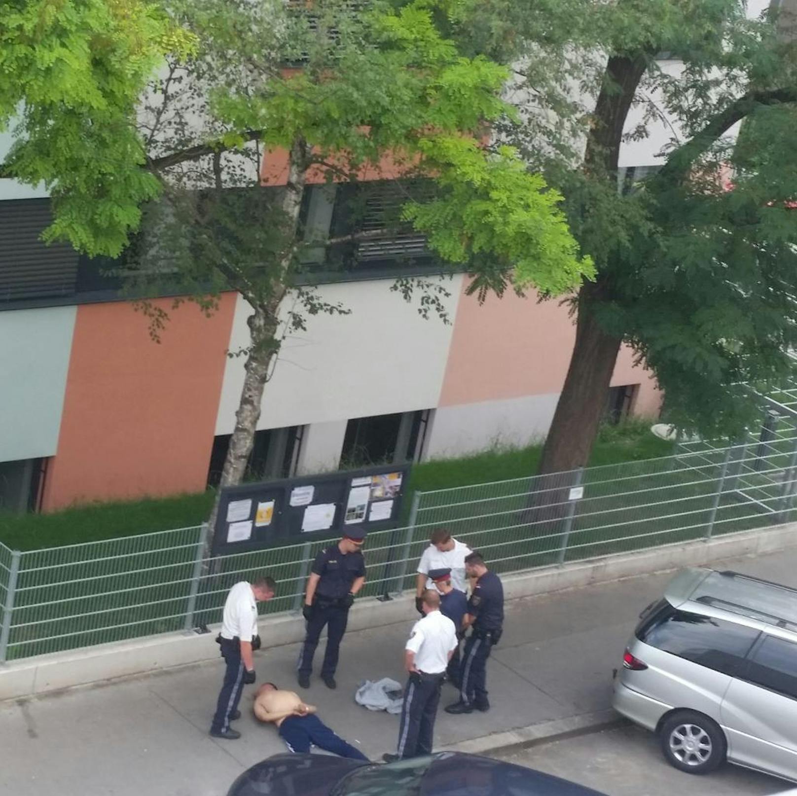 Ein 31-Jähriger drohte in einem Wiener Supermarkt mit einem Messer - Polizisten konnten ihn kurz darauf festnehmen.