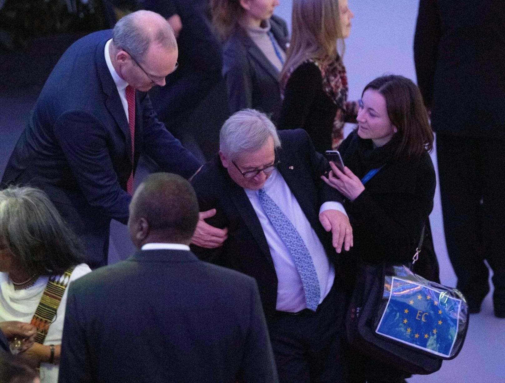 Kommissionspräsident Jean-Claude Juncker verlor beim Willkommensdinner zum EU-Afrika-Forum am 17. Dezember in der Wiener Hofreitschule das Gleichgewicht und musste gestützt werden.