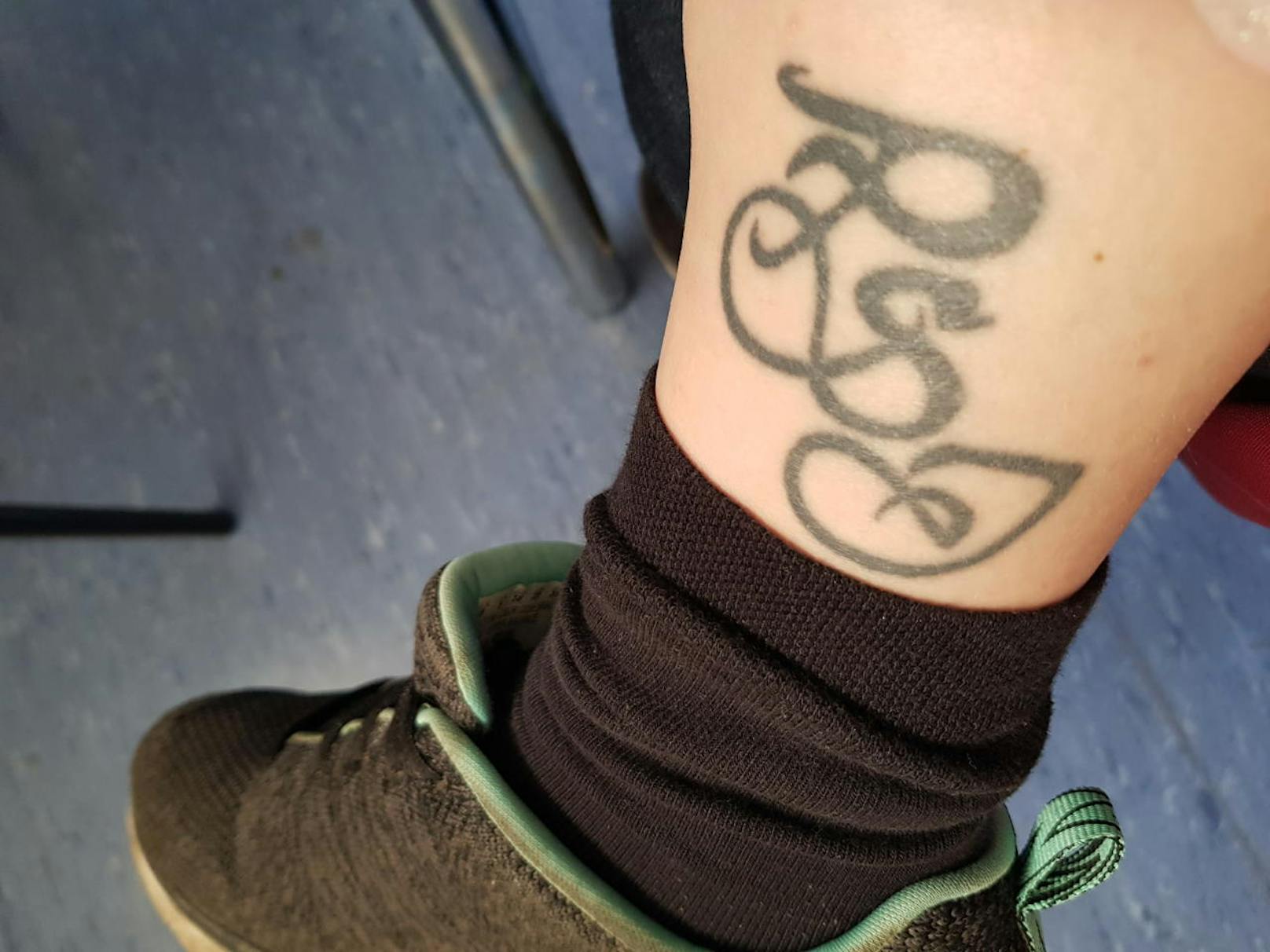 Steffy (28): "Habe ein Tattoo über dem Knöchel innen, es sind drei Buchstaben. War jung und dumm habe meinen Ex-Freund dort "verewigt" und das führt nun mit meinem jetzigen Freund hin und wieder zu Diskussionen. Würde mich freuen ein Cover-up zu bekommen, dass die unnötigen Diskussion und die Jugendsünde weg kommt."
