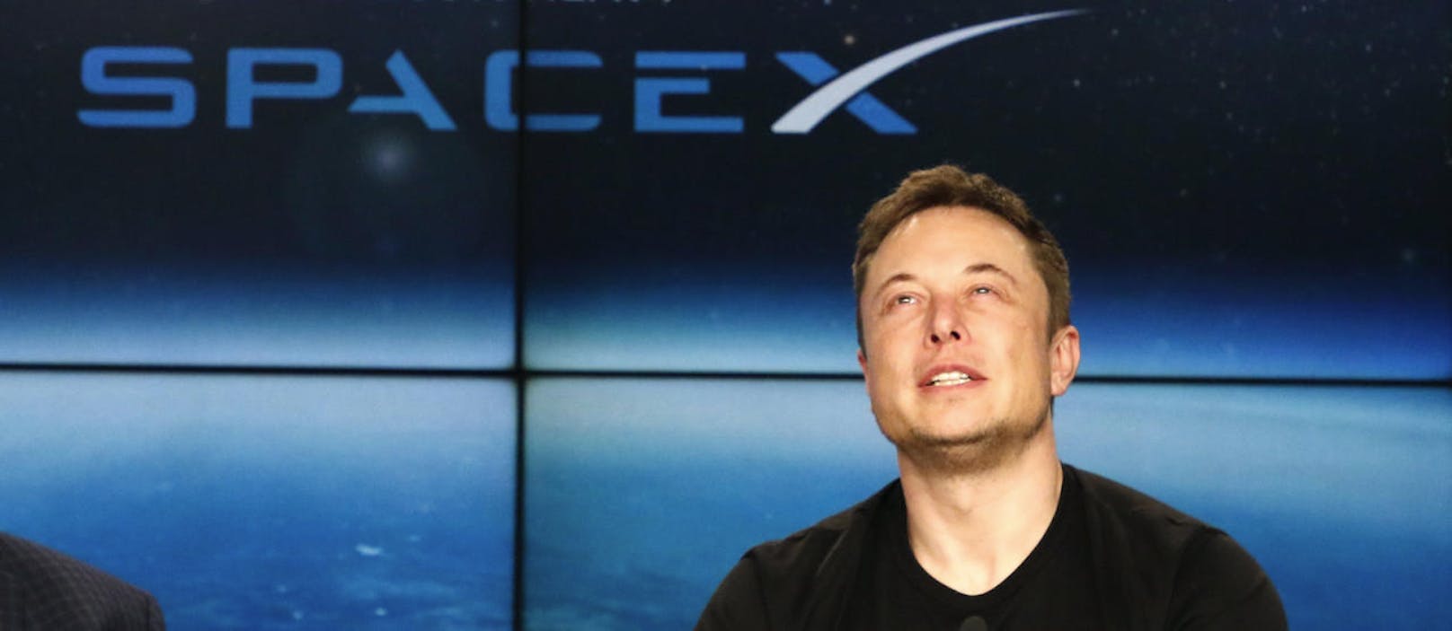 Elon Musk, der Gründer und Geschäftsführer von SpaceX, hat große Pläne. Einer davon ist es, ein Satelliten-Netzwerk aufzubauen, mit dem man überall auf der Welt Zugang zum Internet hat.