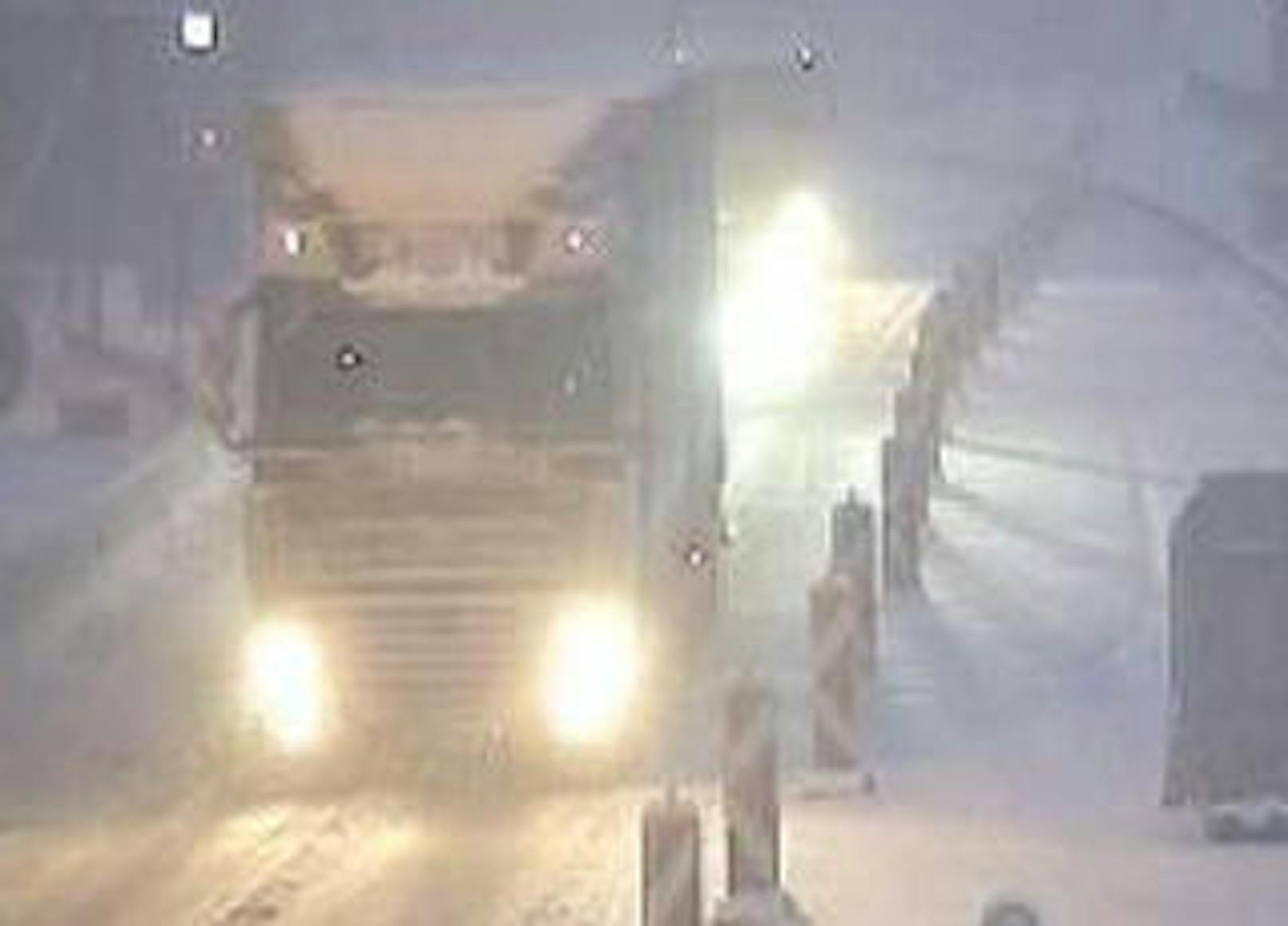 Schnee auf der A2 bei Klagenfurt, es passierten bereits mehrere Unfälle. <b>Weitere Bilder zur aktuellen Schneesituation auf Österreichs Autobahnen finden Sie in dieser Diashow.</b>