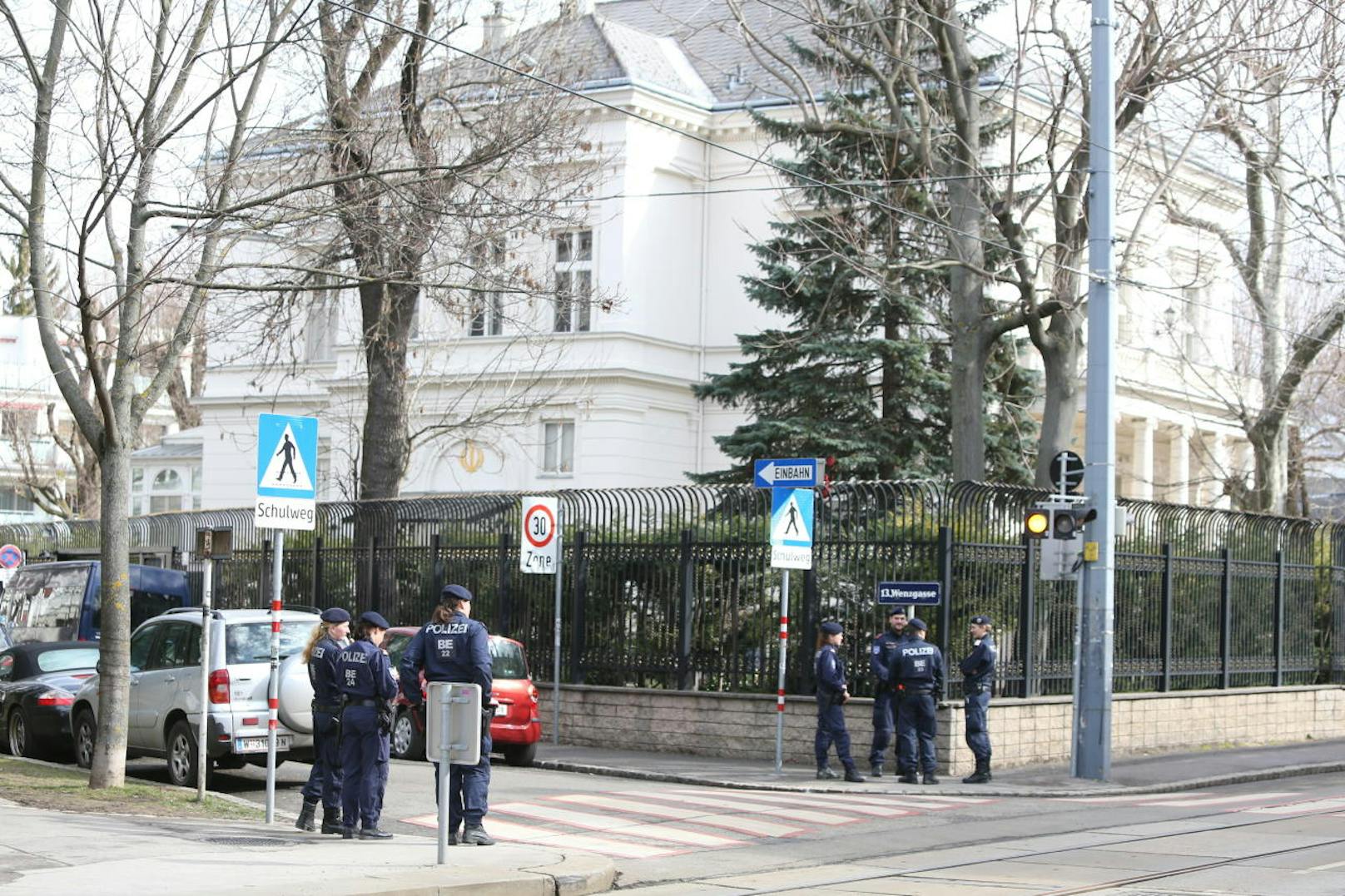 Ein 23-jähriger Soldat verübte gerade seinen Dienst als Überwachungsposten vor dem Botschaftsgebäude, als sich ihm ein Mann näherte.
