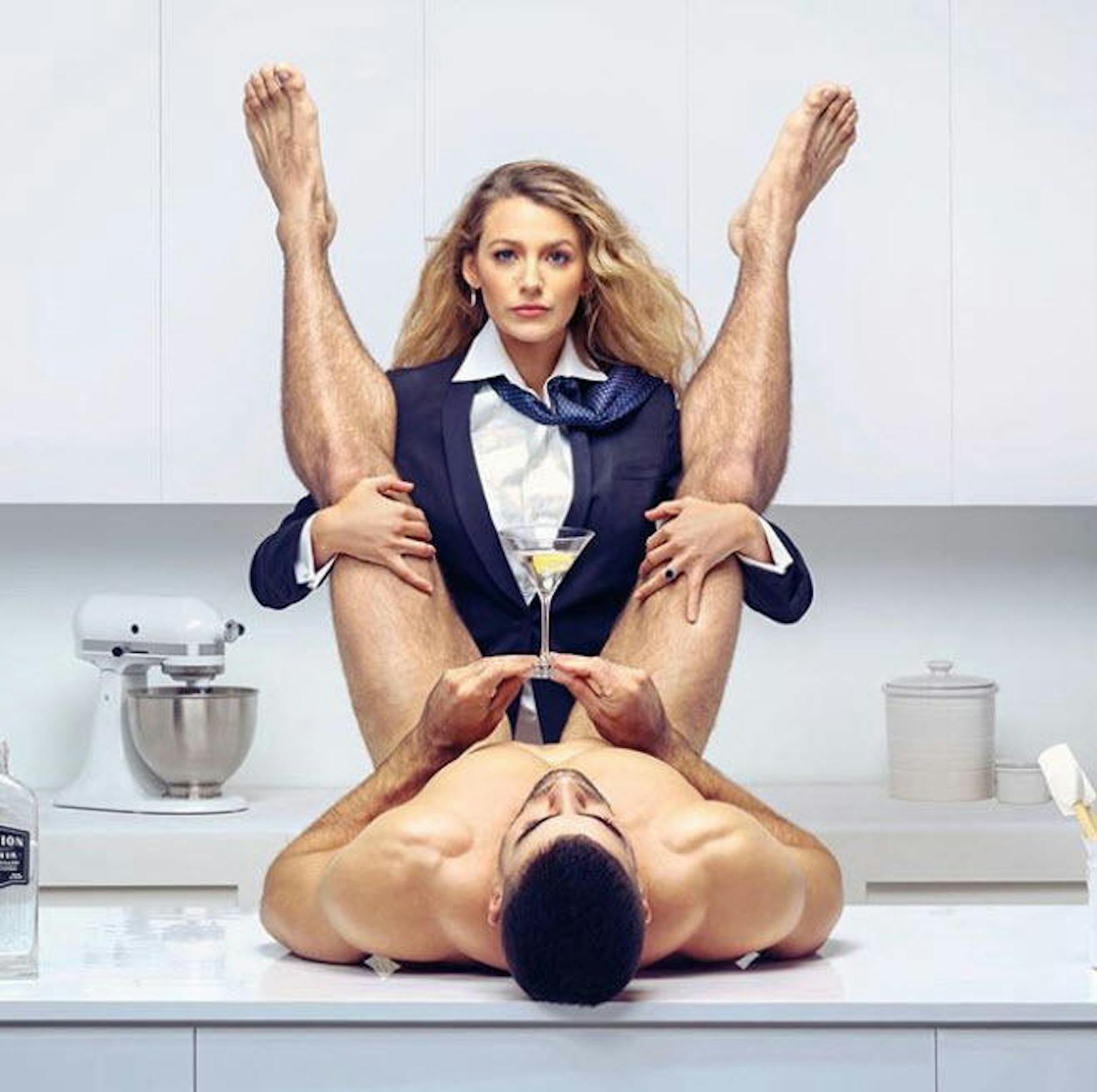 30.9.2018: Blake Lively lässt sich einen Martini von einem nackten Mann servieren. Ihr Ehemann Ryan Reynolds kommentiert: "Er scheint nett zu sein."