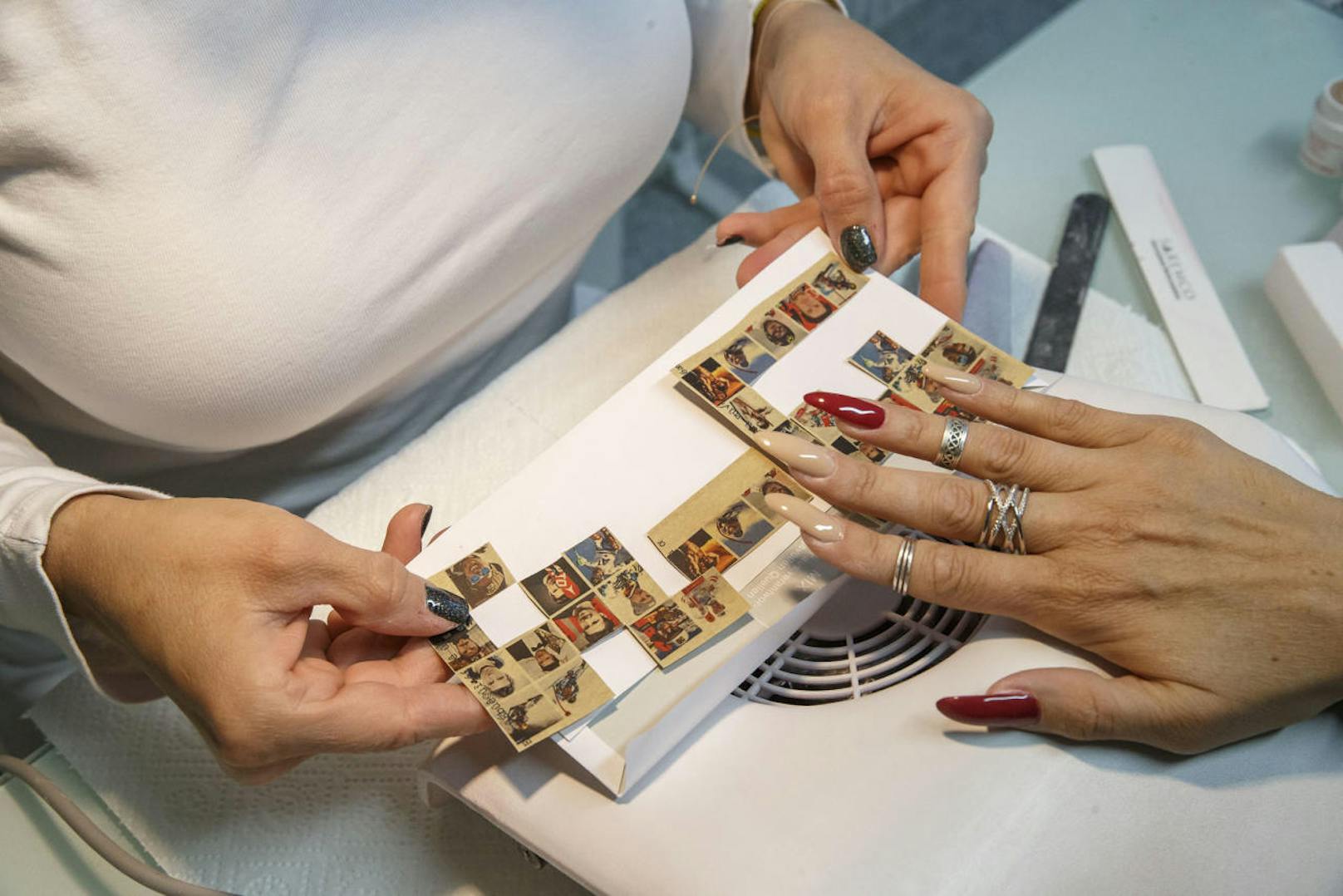 Nageldesignerin Melitta Wiener verschönert in Wien-Favoriten Fingernägel mit Bildern von Olympiasieger Marcel Hirscher. 