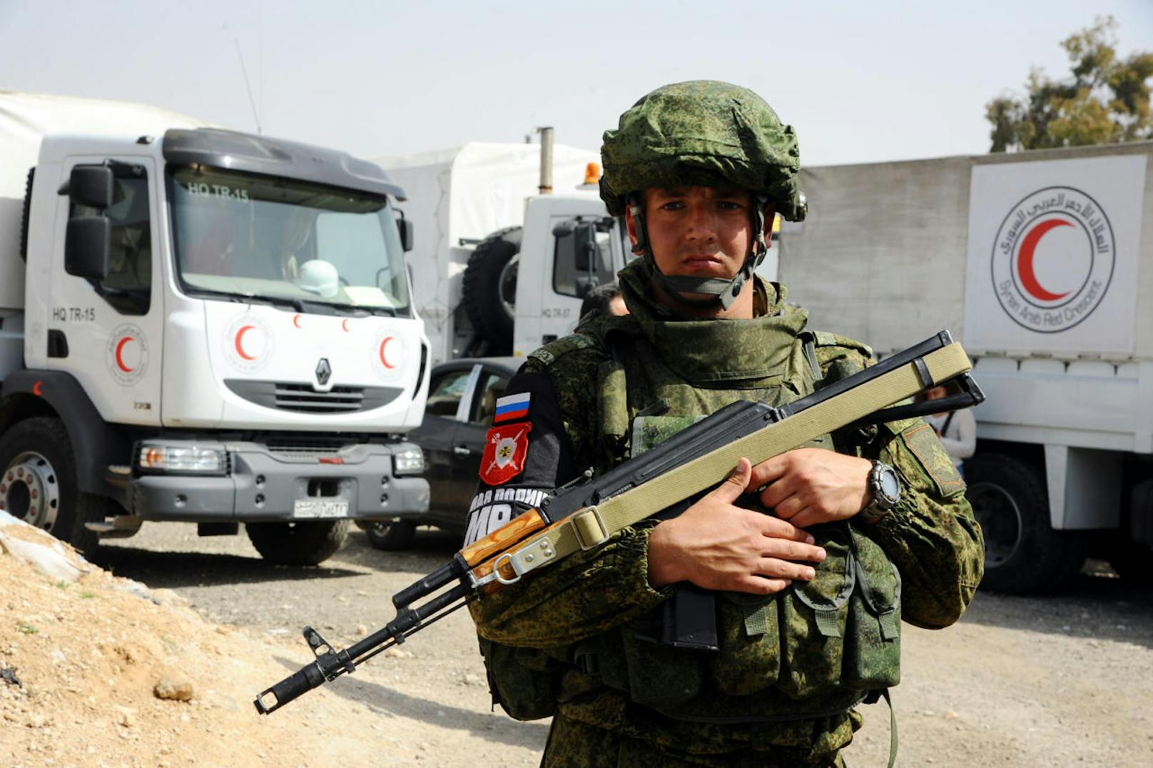 Ein russischer Soldat vor einem Hilfskonvoi des Roten Halbmond am 5. März.