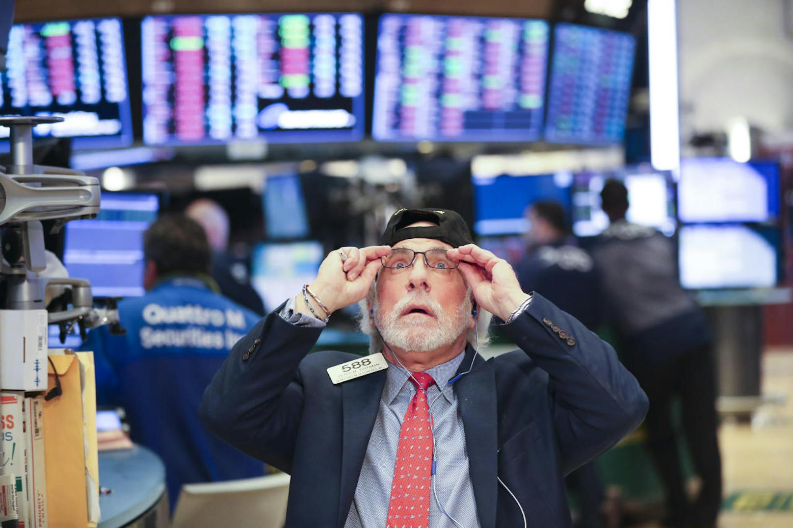 Talfahrt an der Börse von Tokio und der Wall Street, ein US-Trader traut seinen Augen nicht.