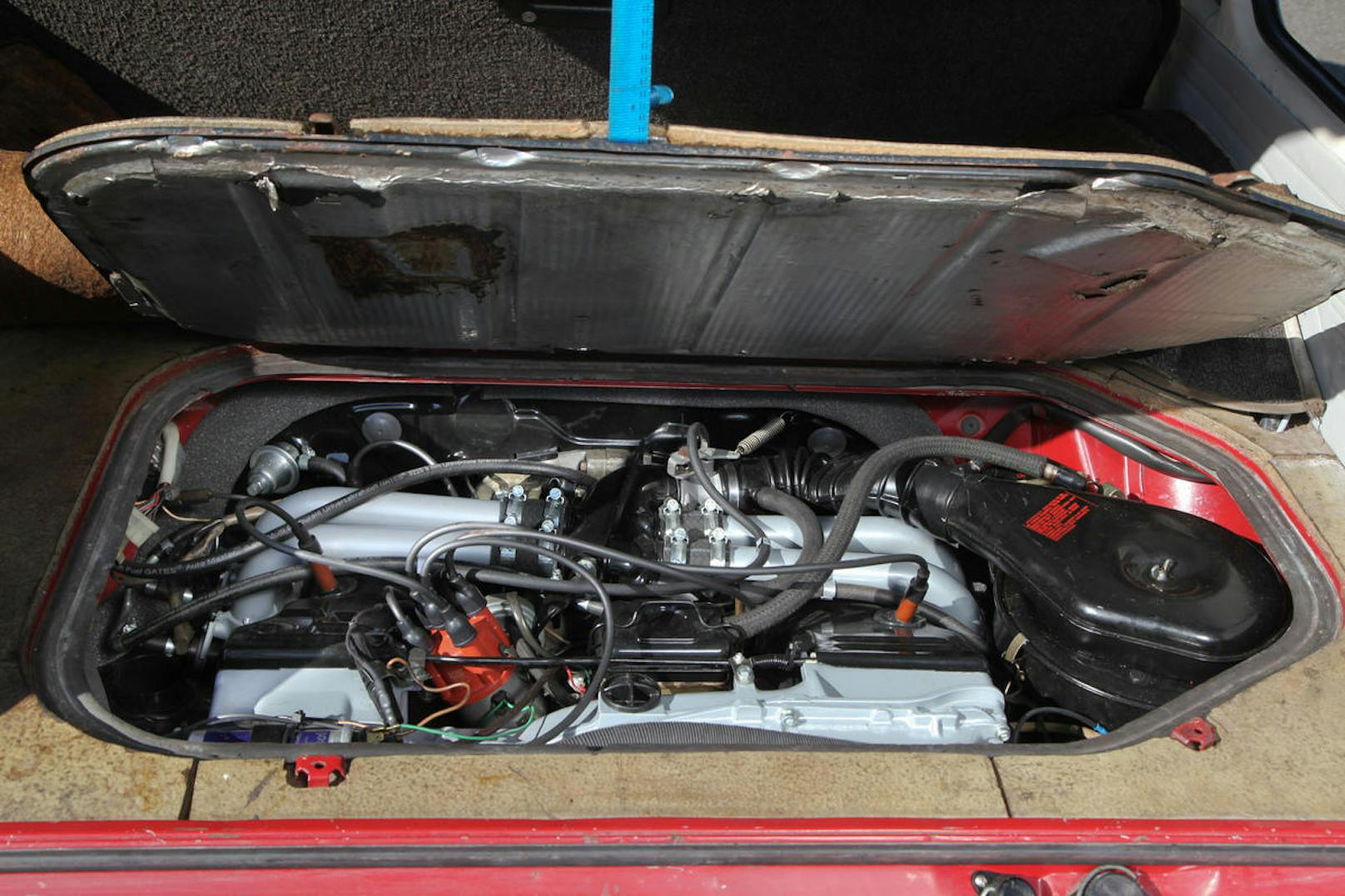 Nachdem der erste 411 mit seinem Vergaser-Motor nicht überzeugt hatte, spendierten die VW-Ingenieure dem 1,7-Liter- Boxermotor eine elektronisch gesteuerte Einspritzung von Bosch - Ergebnis 80 PS.