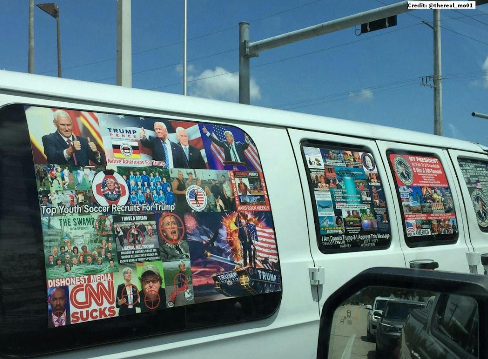 Der Van des mutmaßlichen Paket-Bombers ist vollgeklebt mit Pro-Trump Aufklebern.