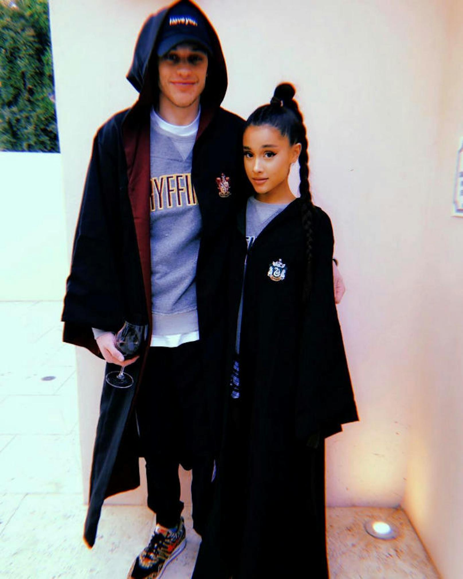 01.06.2018: Ariana Grande ist wieder vergeben. Schauspieler Pete Davidson ist nicht nur gleich alt, sondern auch Harry-Potter-Fan. Einziger Unterschied: Er ist Team Gryffindor, während sie ein Slytherin-Shirt trägt.