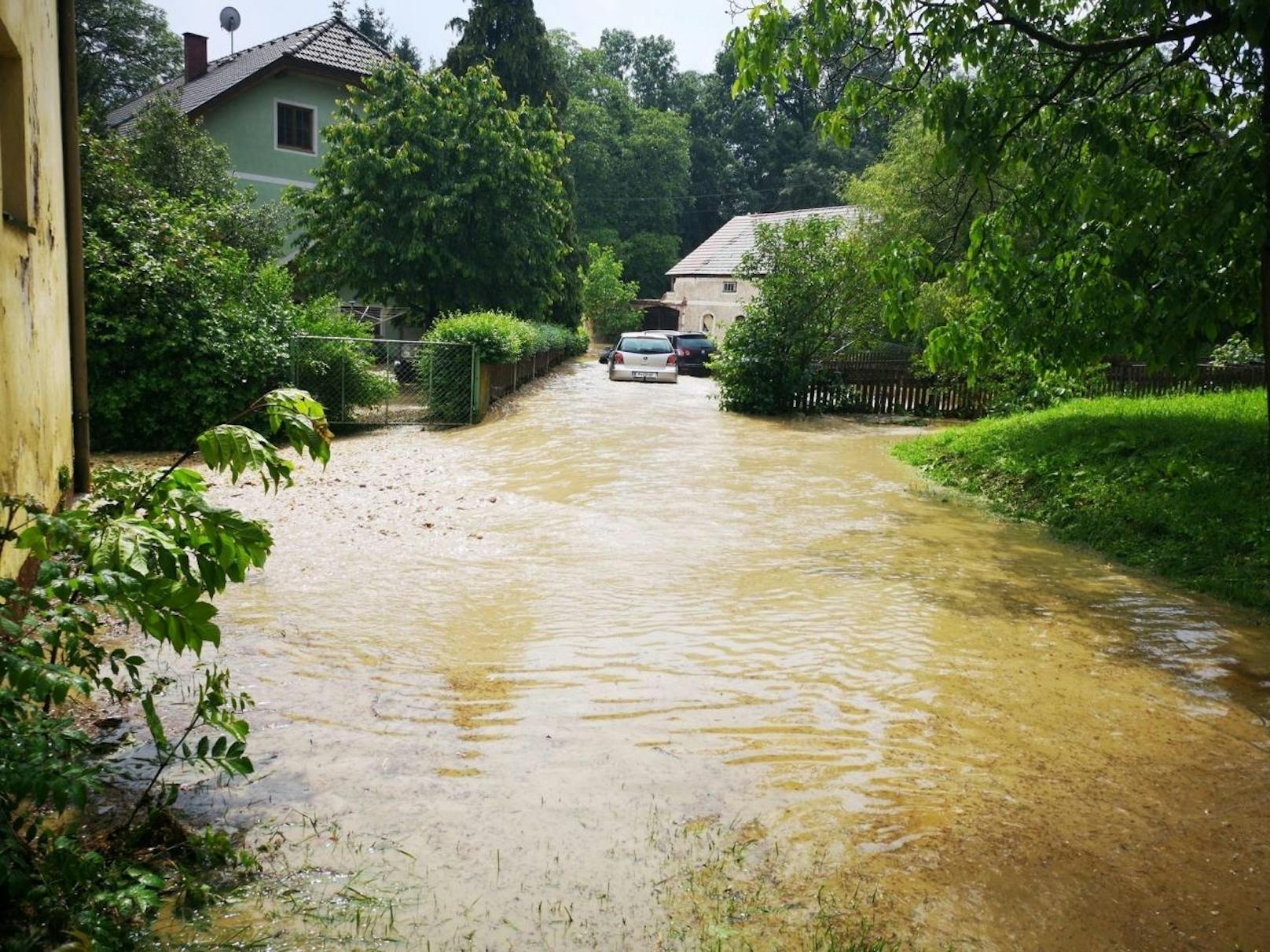 Überschwemmungen in Sankt Pölten - die Stadtteile St. Georgen, Ochsenburg und Stattersdorf sind betroffen.