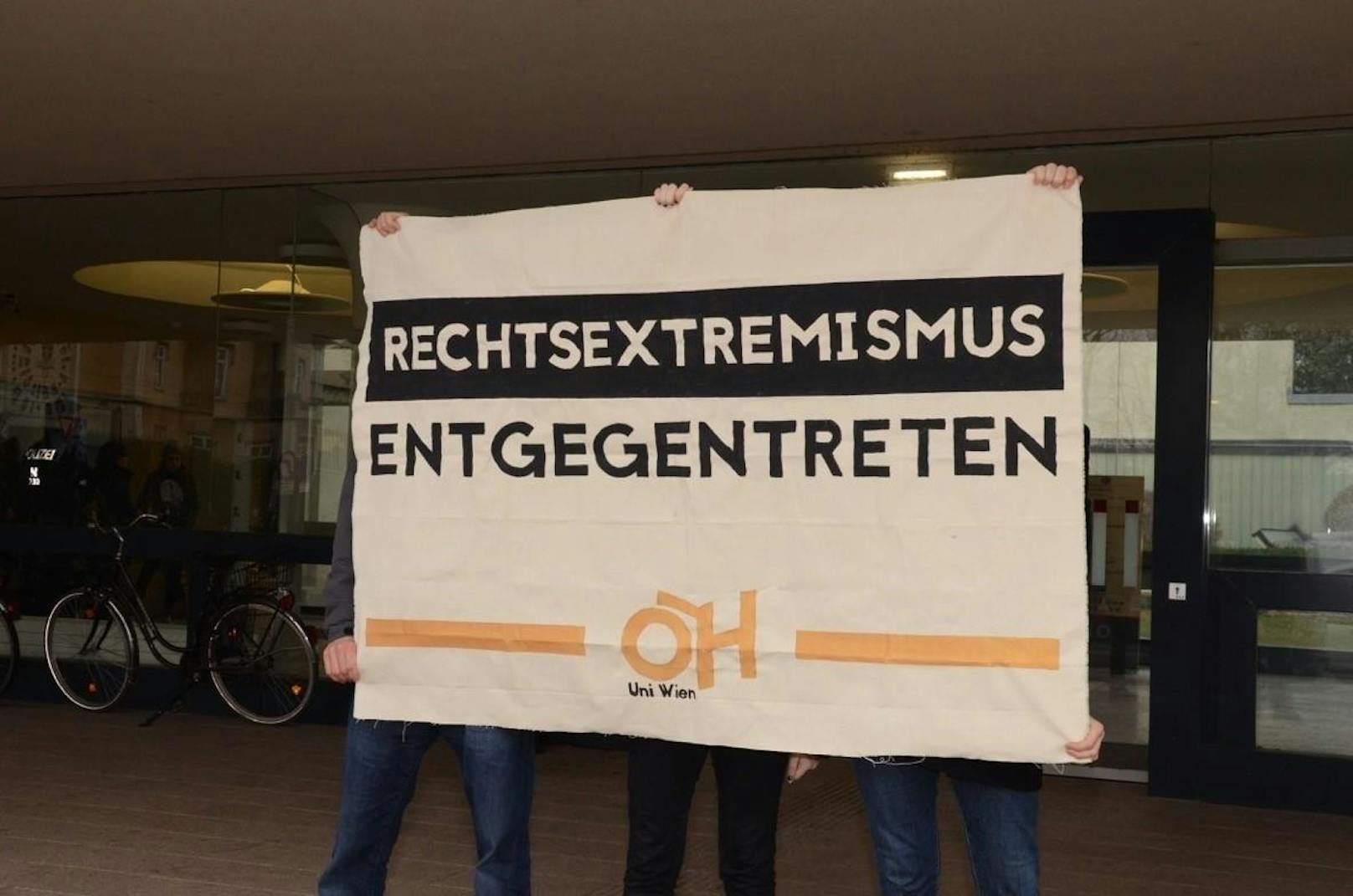 Die Österreichische Hochschülerschaft (ÖH) ist ebenfalls vor Ort und zeigt Flagge gegen Rechtsextremismus.