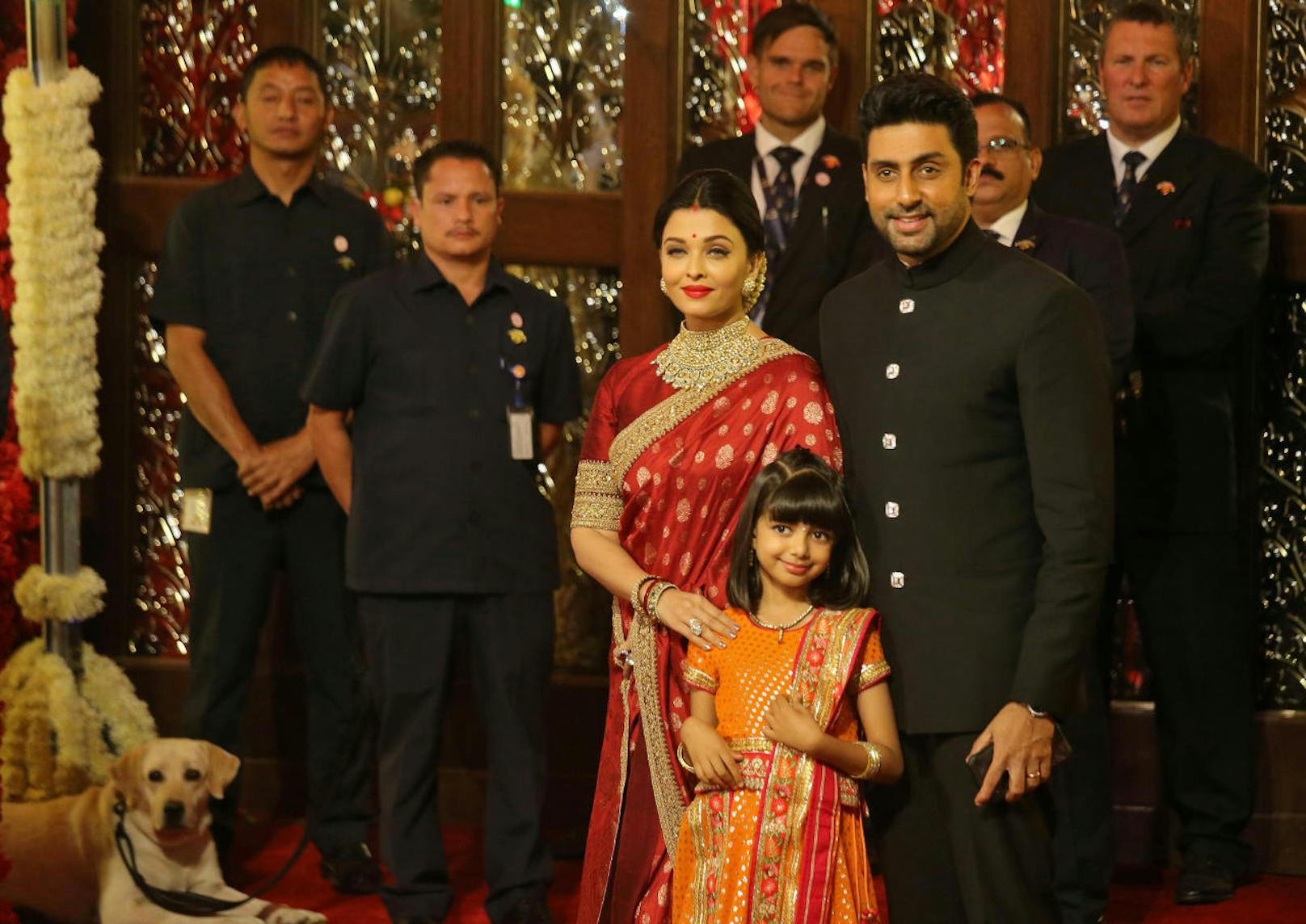 Abhishek Bachchan und seine Frau Aishwarya Rai sind beide Superstars in Indien. Zur Hochzeit haben sie ihre Tochter Aaradhya mitgebracht