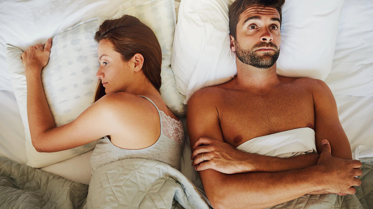 Ein zu hoher Cortisolspiegel am Abend wirkt als Schlafkiller, da das Stresshormon den Körper wach hält und die Produktion des Schlafhormons Melatonin hemmt.