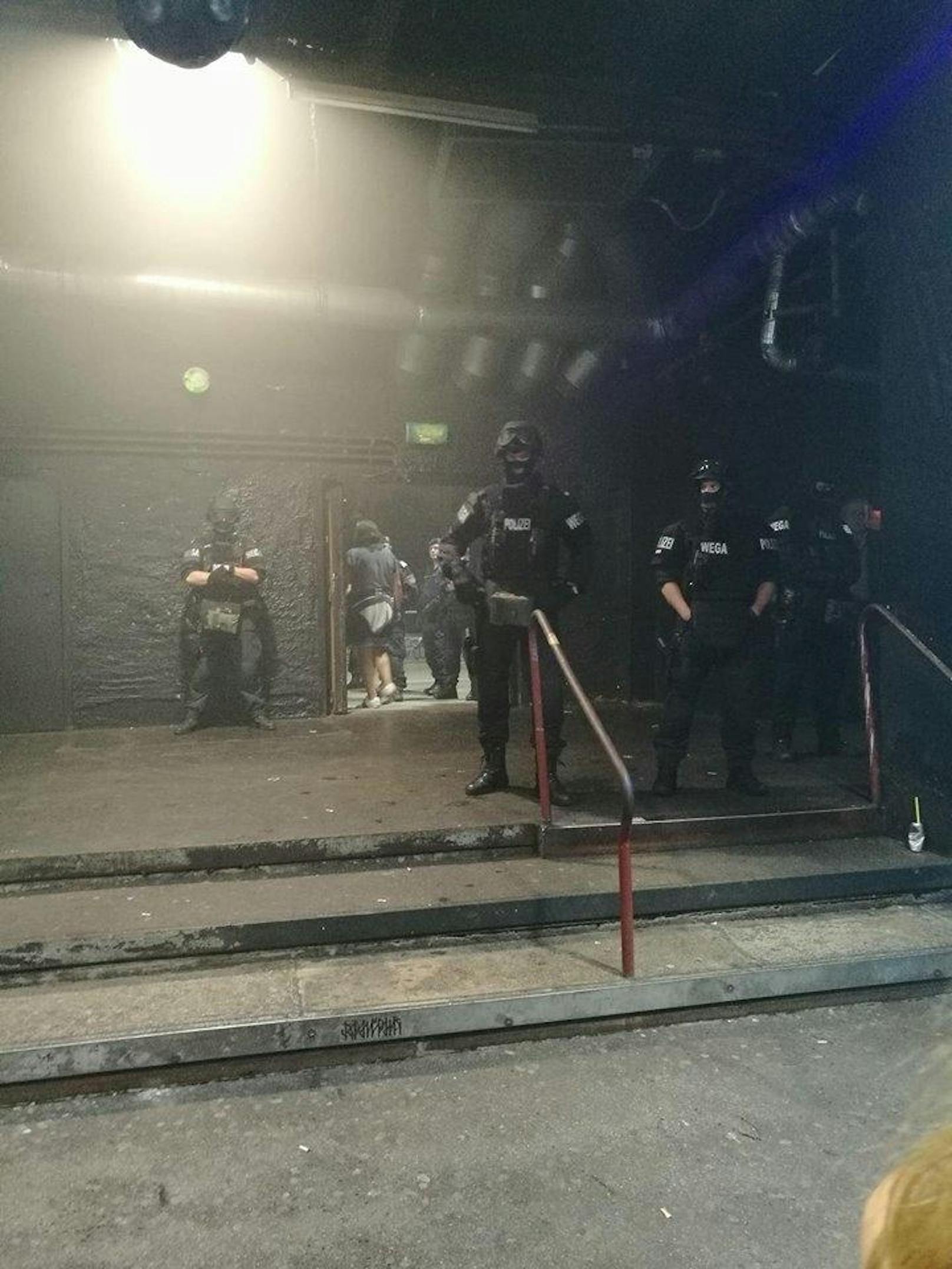 Mitglieder der Polizeieinheit WEGA führten eine Razzia im Szenelokal "Flex" durch.