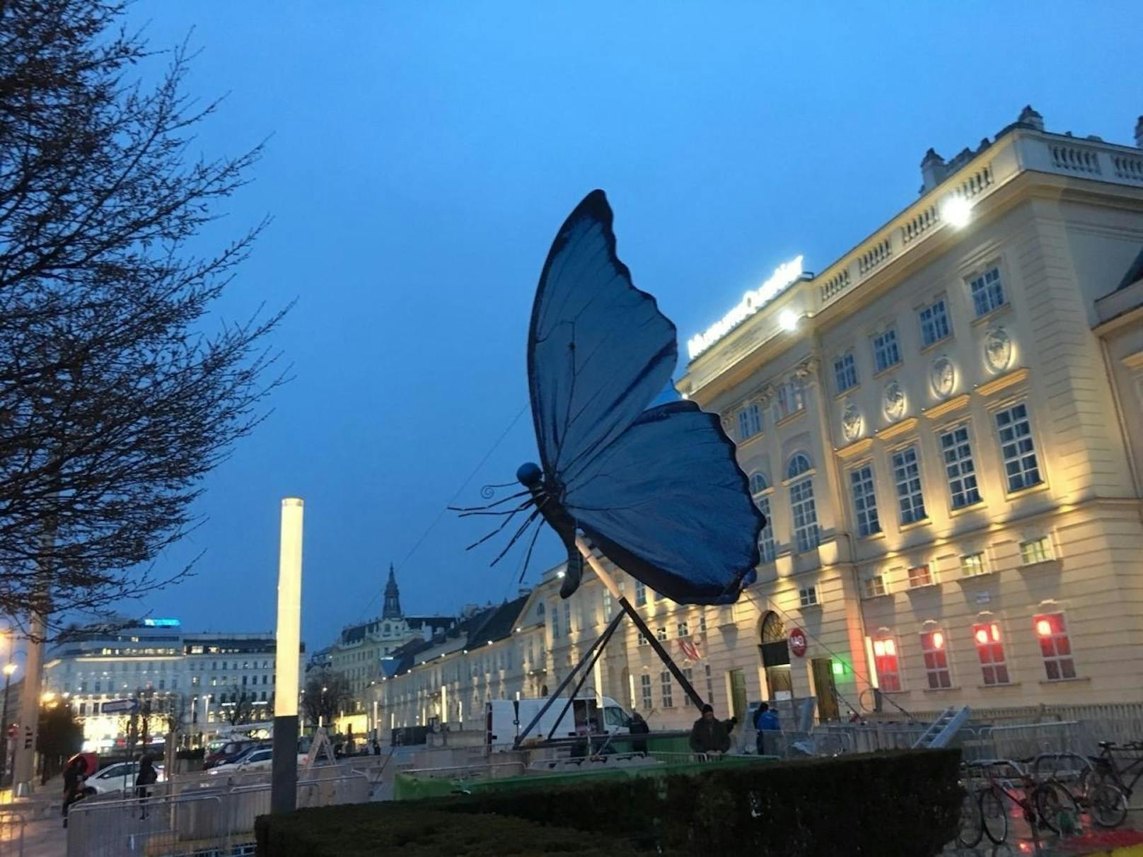 <b>05. April 2018:</b> Schmetterlinge in Wien sorgten die jüngste Tage für Rätselraten. Nun ist das Geheimnis gelüftet. Die farbenprächtige Installation mit einer Höhe von 13,5 Meter vor dem Museumsquartier sowie Dutzende Schmetterlingsplakate in Wien sind Teil der neuen Huawei P20-Serie. Zusätzlich können alle Teilnehmer auch durch das Fotografieren des großen Schmetterlings vor dem Museumsquartier am Gewinnspiel teilnehmen. Als Preis unter allen auf der Huawei Facebook-Wall eingegangenen Bilder winkt eines von fünf P20-Series-Smartphones. "Inspiriert von der Farbenpracht und der Farbintensität von Schmetterlingen, widmet Huawei die aktuelle Kampagne der neuen Huawei P20-Serie den farbenfrohen Falter", so die Kampagne.  <a href="https://www.facebook.com/HuaweimobileAT">Hier geht's zur Facebook-Seite.</a>