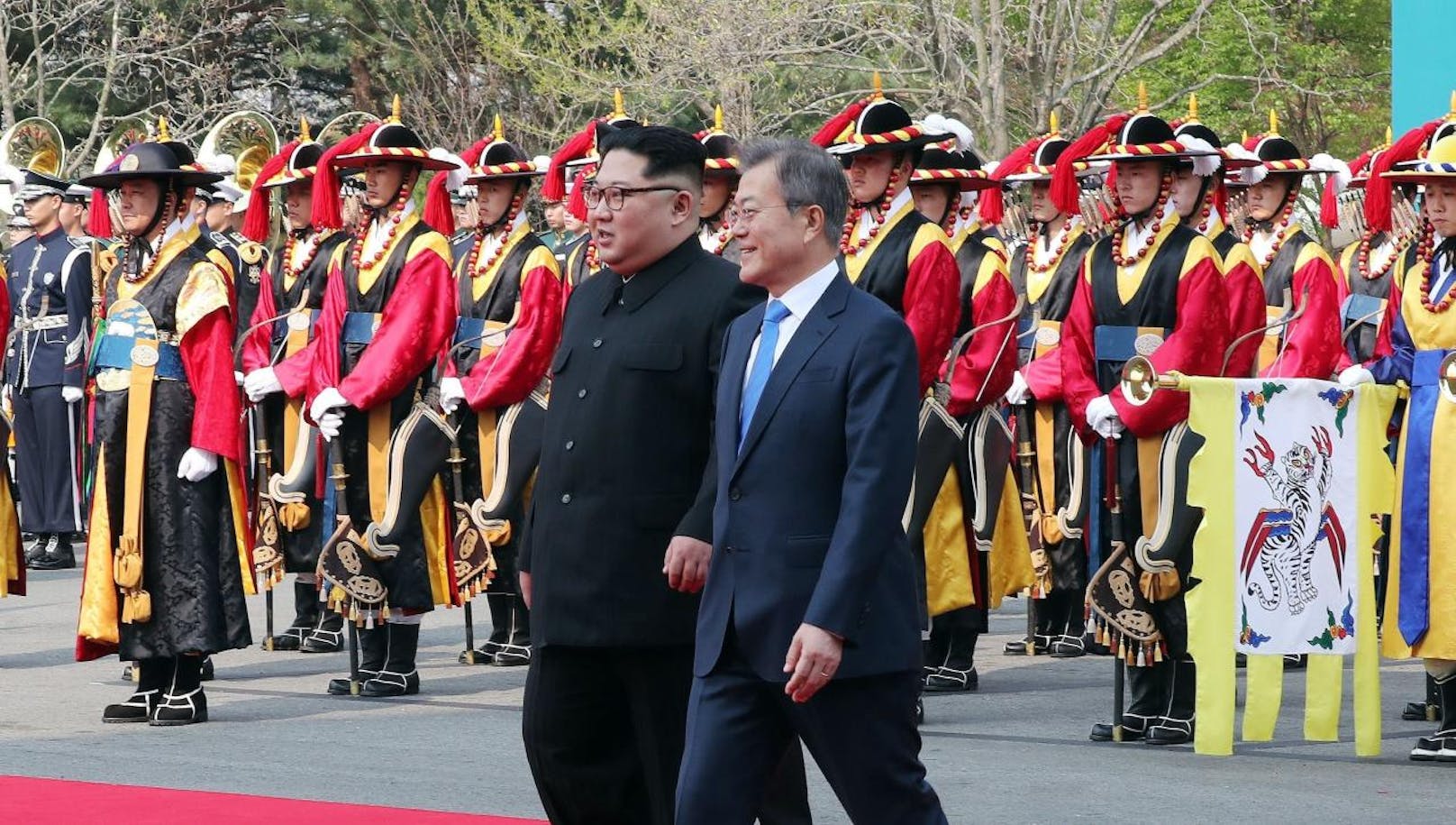 In einem historischen Augenblick haben sich erstmals die Regierungschefs von Nordkorea und Südkorea zum persönlichen Gipfelgespräch getroffen. Dabei betrat Kim Jong-un (l.) als erster nordkoreanischer Machthaber südkoreanischen Boden, Hand in Hand mit Südkoreaas Präsident Moon Jae-in