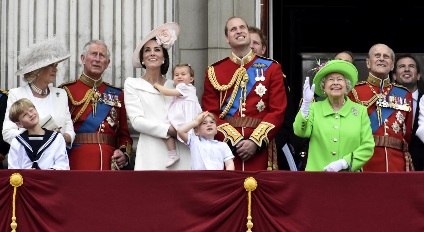 Der royale Clan am Balkon des Buckingham Palace: v.l.n.r.: Camilla, Duchess of Cornwall, Prince Charles, Catherine, Duchess of Cambridge mit Princess Charlotte im Arm, Prince George, Prince William, Queen Elizabeth undd Prince Philip (Trooping the Colour 2016)