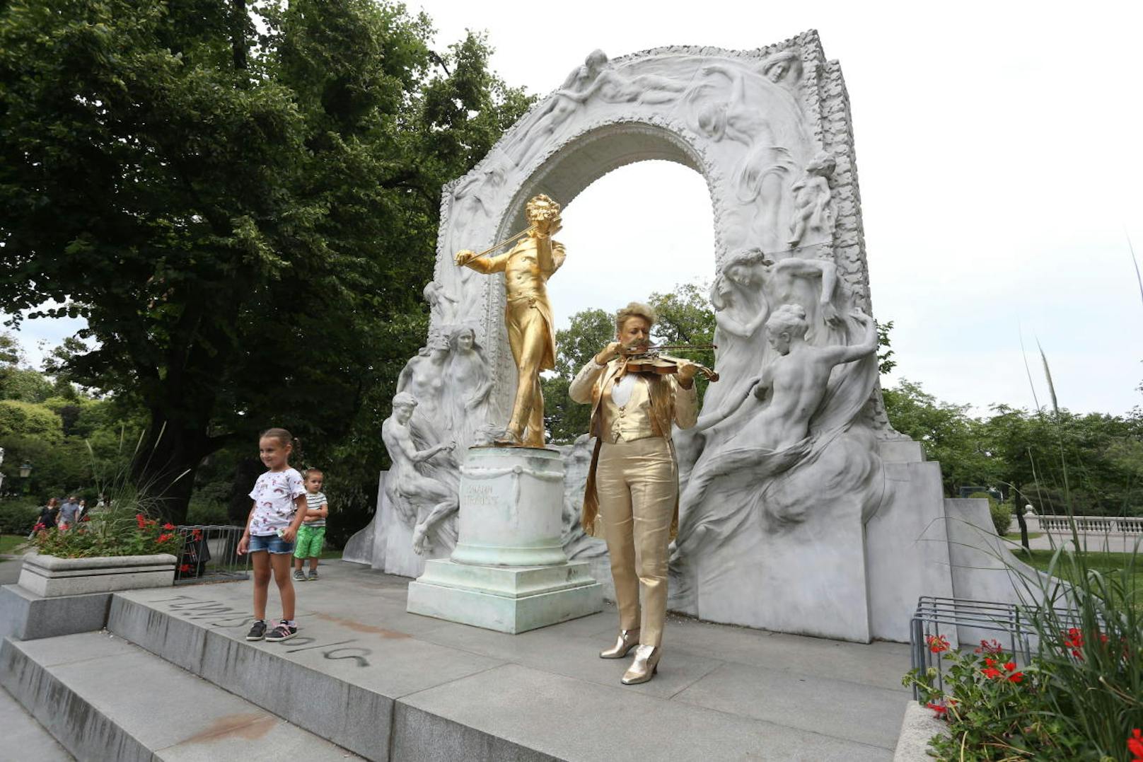 Die goldene Statue von Johann Strauß im Stadtpark zählt zu den meistfotografierten Motiven in Wien. Für die "Speaking Statues"-Tour legt Strauß seine Geige weg.