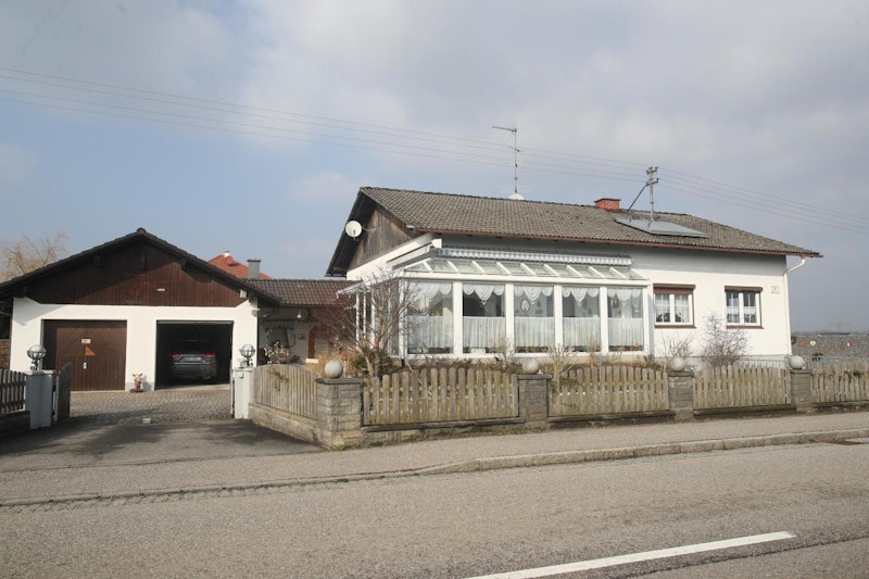 Laut dem Ehepaar will der Sohn der Nachbarin das Haus kaufen.