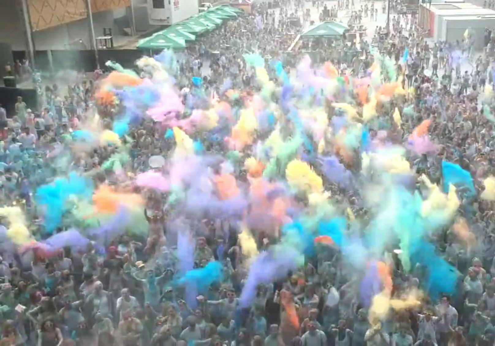Ein rauschendes Farbenfest feierten Tausende bei "Holi" in Wien - mittendrin: Unsere Moderatorin Anna Chiara!