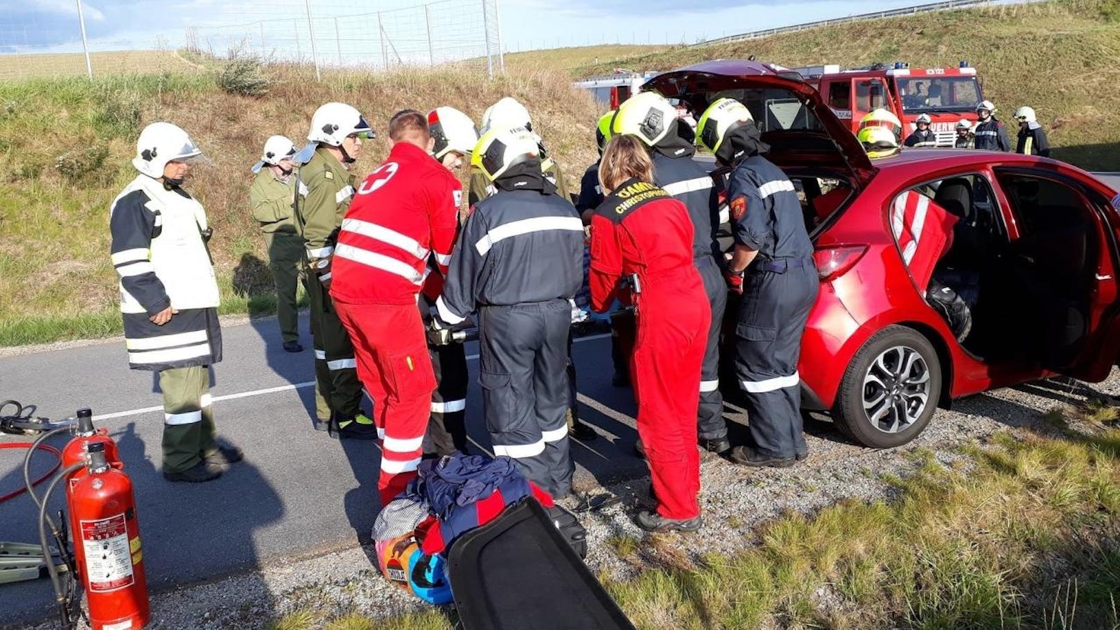 Der "Christophorus 2" landete in Zwettl. Ein 65-Jähriger musste nach einem Auffahrunfall ins Spital nach St. Pölten geflogen werden.