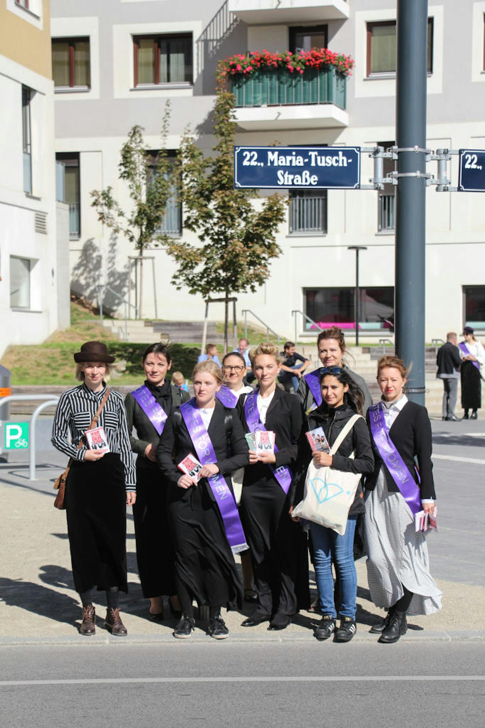 Suffragetten waren in Wien unterwegs: Die Frauen der Jungen Generation der SPÖ Wien warben für das Frauenvolksbegehren, das von 1. bis 8. Oktober aufliegt. Und: Sie erinnerten daran, dass in Österreich heuer 100 Jahre Frauenwahlrecht gefeiert werden.