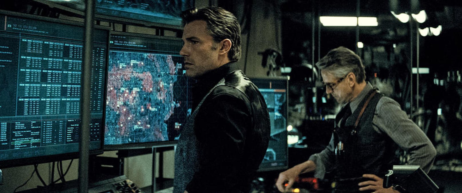 Ben Affleck (li.) spielt Bruce Wayne in "Batman vs. Superman", Jeremy Irons ist als sein Butler und Vertrauter Alfred zu sehen. 