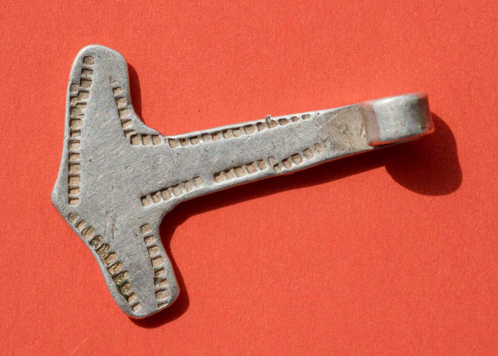 Ein silberner Thorshammer (Amulett in Form des "Mjölnir" genannten Hammers des Gottes Thor) war ebenso Teil des auf Rügen gefundenen Silberschatzes.