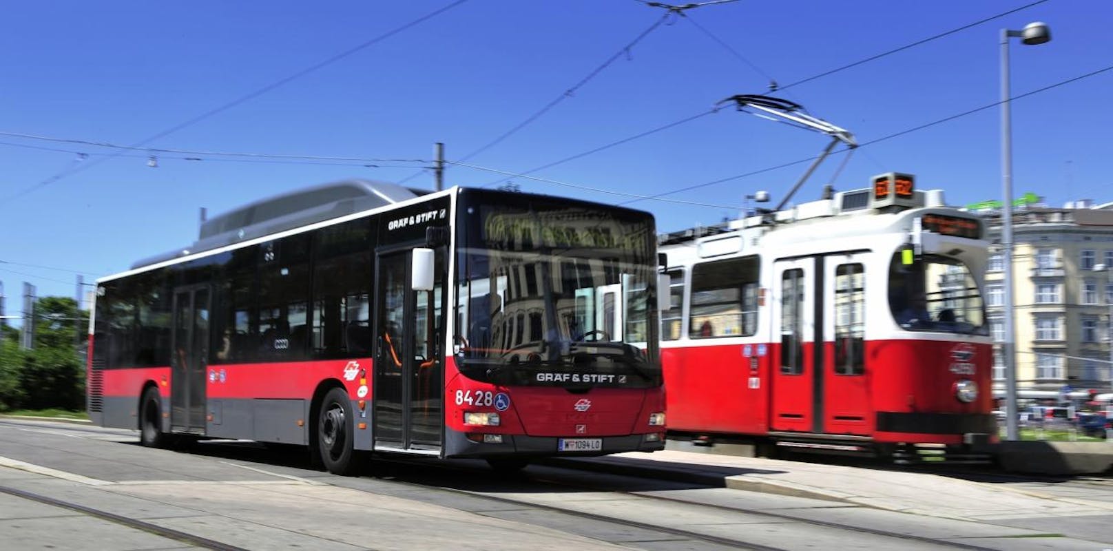 Linienbus der Linie 4A und Straßenbahn vom Typ ULF am Karlsplatz. (Johannes Zinner)
