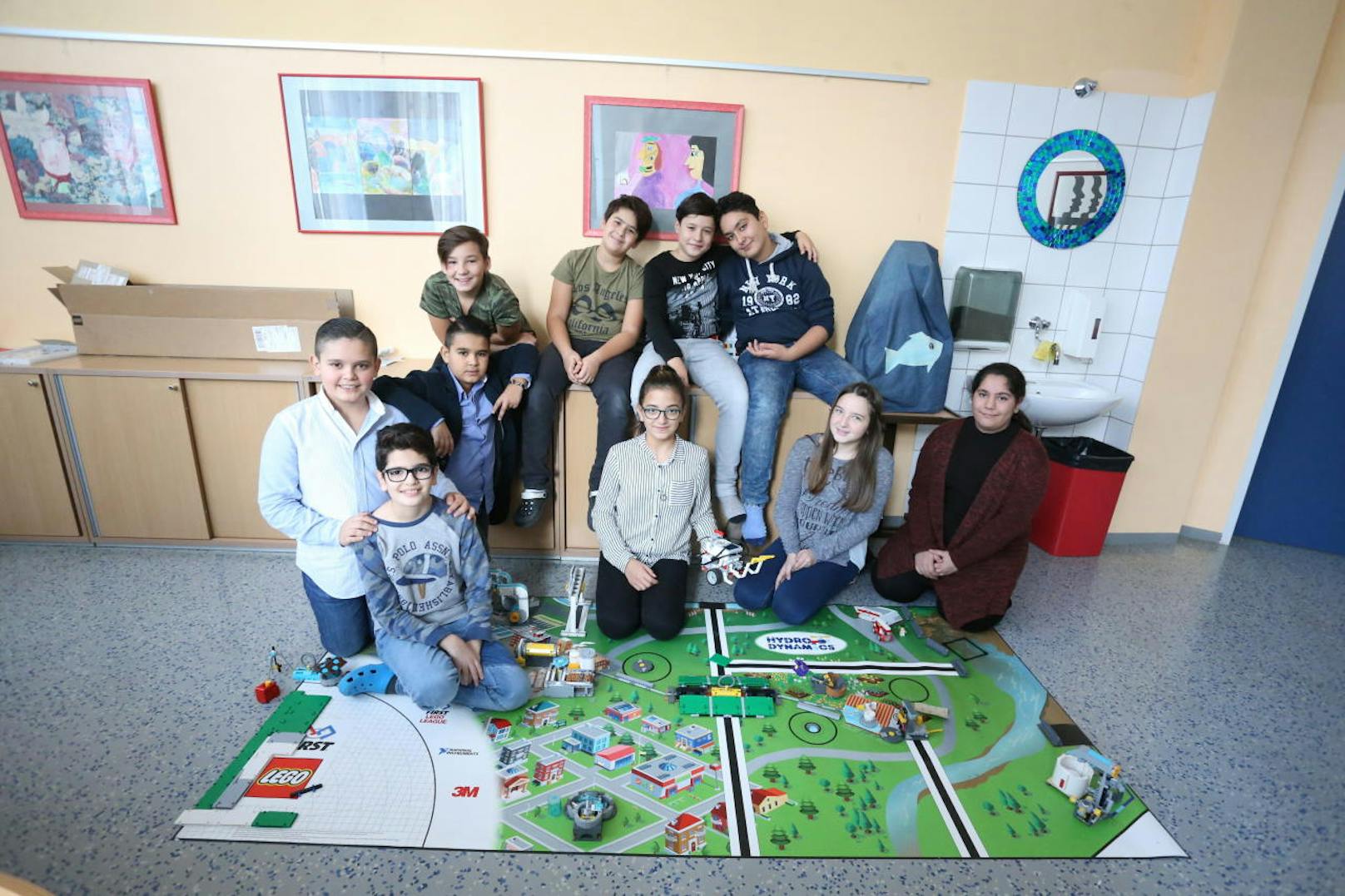 Auf Erfolgsschiene: Zehn Schüler der 2a der NMSi Feuerbachstraße Wien programmieren einen Roboter für den Lego-League-Wettbewerb.