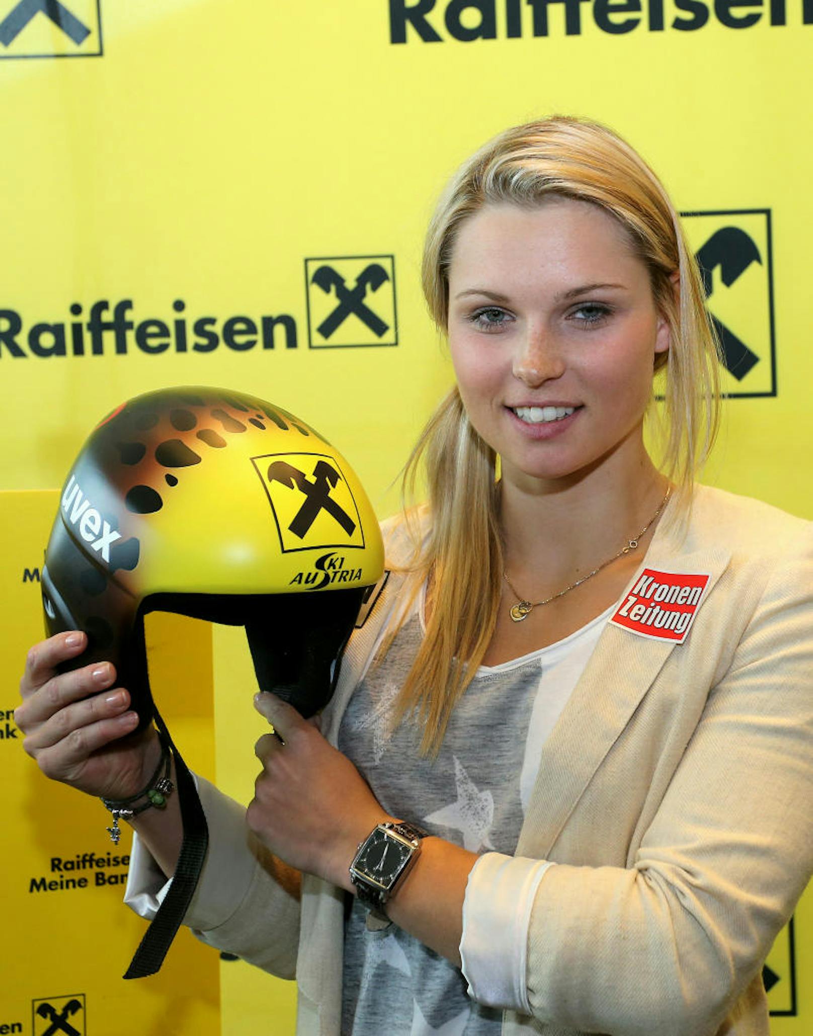 Alles neu dann im Ski-Winter 2013/14! Blondine Anna bekam mit Raiffeisen einen neuen Helmsponsor.